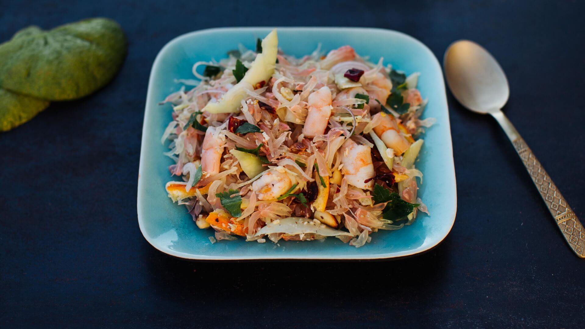 Salat aus Pomelo und Garnelen mit Zitronengras-Kokosnuss-Dressing: Dieser Pomelo-Salat vereint sauer-bittere Aromen von Zitronengras und Limette mit nussiger Tiefe durch Cashews und Kokosflocken. 🌿 Geröstete Schalotten, getrocknete Chilis und ein...