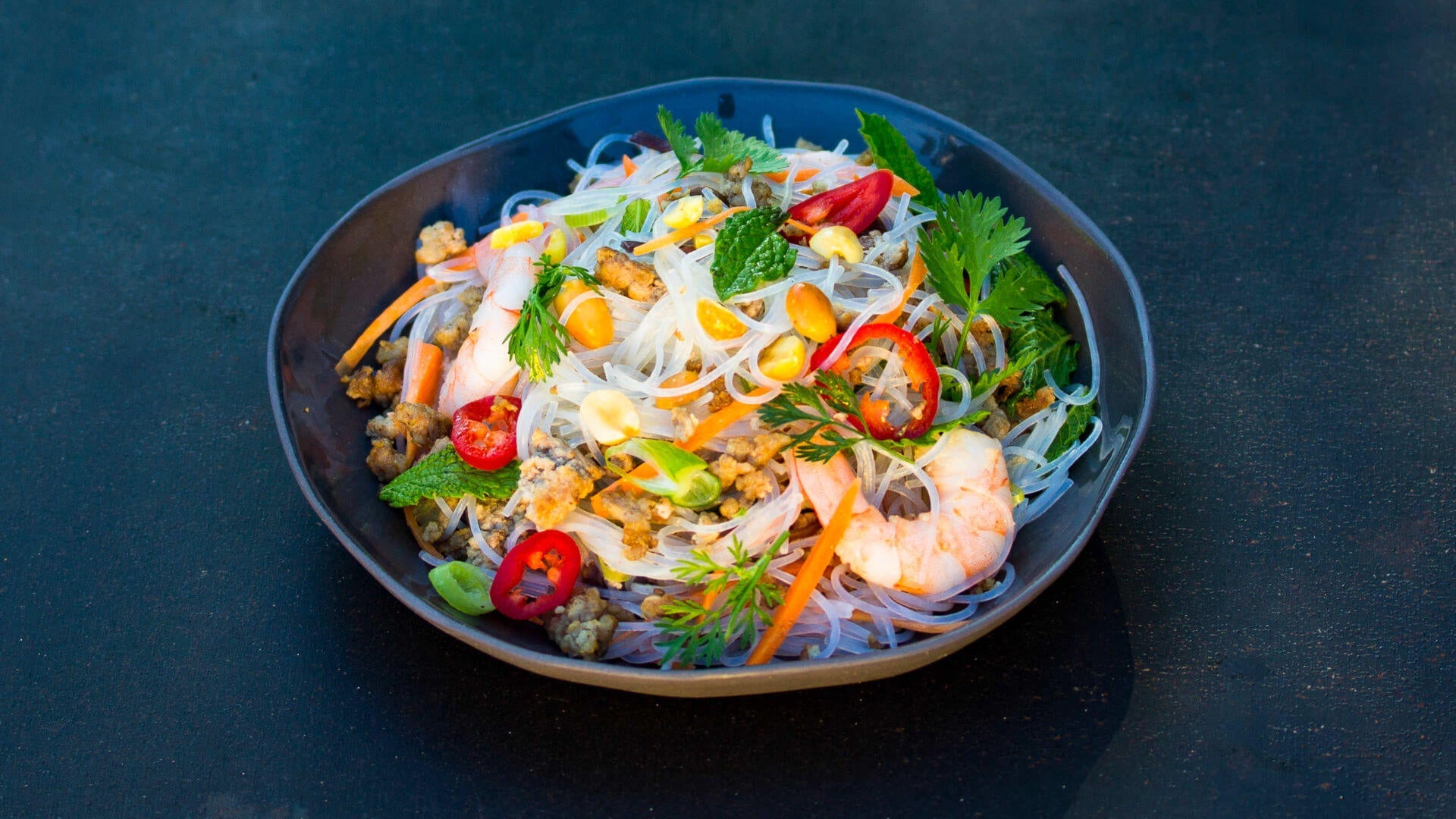 Thai-Glasnudelsalat – Yum Woon Sen: Yum Woon Sen ist Thailands Antwort auf den perfekten Sommersalat: leicht, würzig, sättigend. 🌿 Die feinen Glasnudeln aus Mungbohnen saugen das pikante Limetten-Chili-Dressing regelrecht auf – zusammen mit...