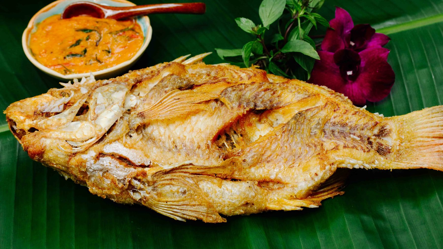 Panang Curry mit frittiertem Fisch - Gaeng Panang Plaa Thawt: Gang Panang ist ein aromatisches Thai Curry, das mit gehackten Erdnüssen und süßem Thai-Basilikum für ein vollmundiges Geschmackserlebnis sorgt. 🌿 Die cremige, leicht pikante Sauce...