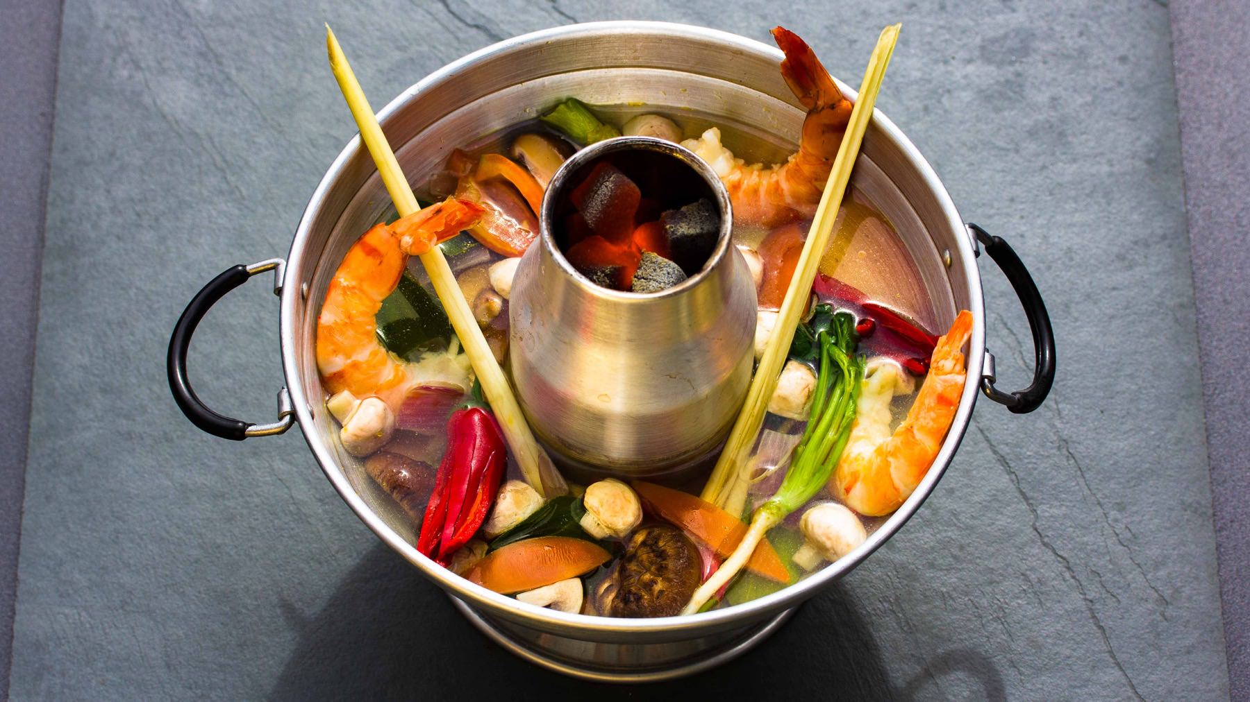 Tom Yam Gung - Scharf-Saure Garnelensuppe aus Thailand: Tom Yam Gung ist eine der bekanntesten thailändischen Suppen – klar, duftend und voller Spannung zwischen scharf, salzig und sauer. 🍤 Das Zusammenspiel von Galgant, Zitronengras,...