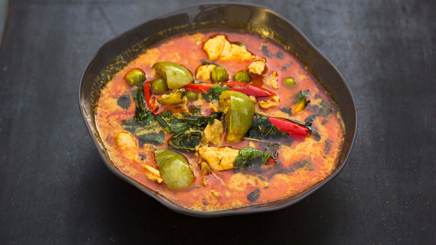 Rotes Thai-Curry mit Huhn - Gaeng Phed Gai: Rotes Thai-Curry ist ein echter Küchenklassiker – die perfekte Verbindung von cremiger Kokosmilch und roter Currypaste sorgt für Aroma, Schärfe und pure Begeisterung. 🍛 Zusammen mit fluffigem Jasminreis...