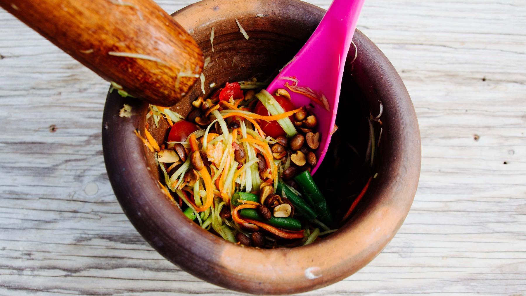 Thai-Papayasalat – Som Tam Thai: Som Tam ist mehr als nur ein grüner Papaya-Salat – es ist Lautstärke, Lebensfreude und Limettenkick in einer Schüssel! 🥗 Ursprünglich aus Laos, eroberte dieses Gericht die Garküchen Bangkoks – und längst auch...