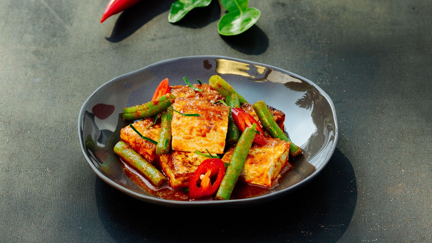 Rotes veganes Thai-Curry mit Bohnen und Tofu - Pad Prik King Tao Huu: Pad Prik King ist ein veganes Thai Curry mit viel Charakter – ohne Kokosmilch, aber mit umso mehr Aromen. 🌶️ Kross gebratener Tofu saugt die würzige Currypaste auf und wird zum...