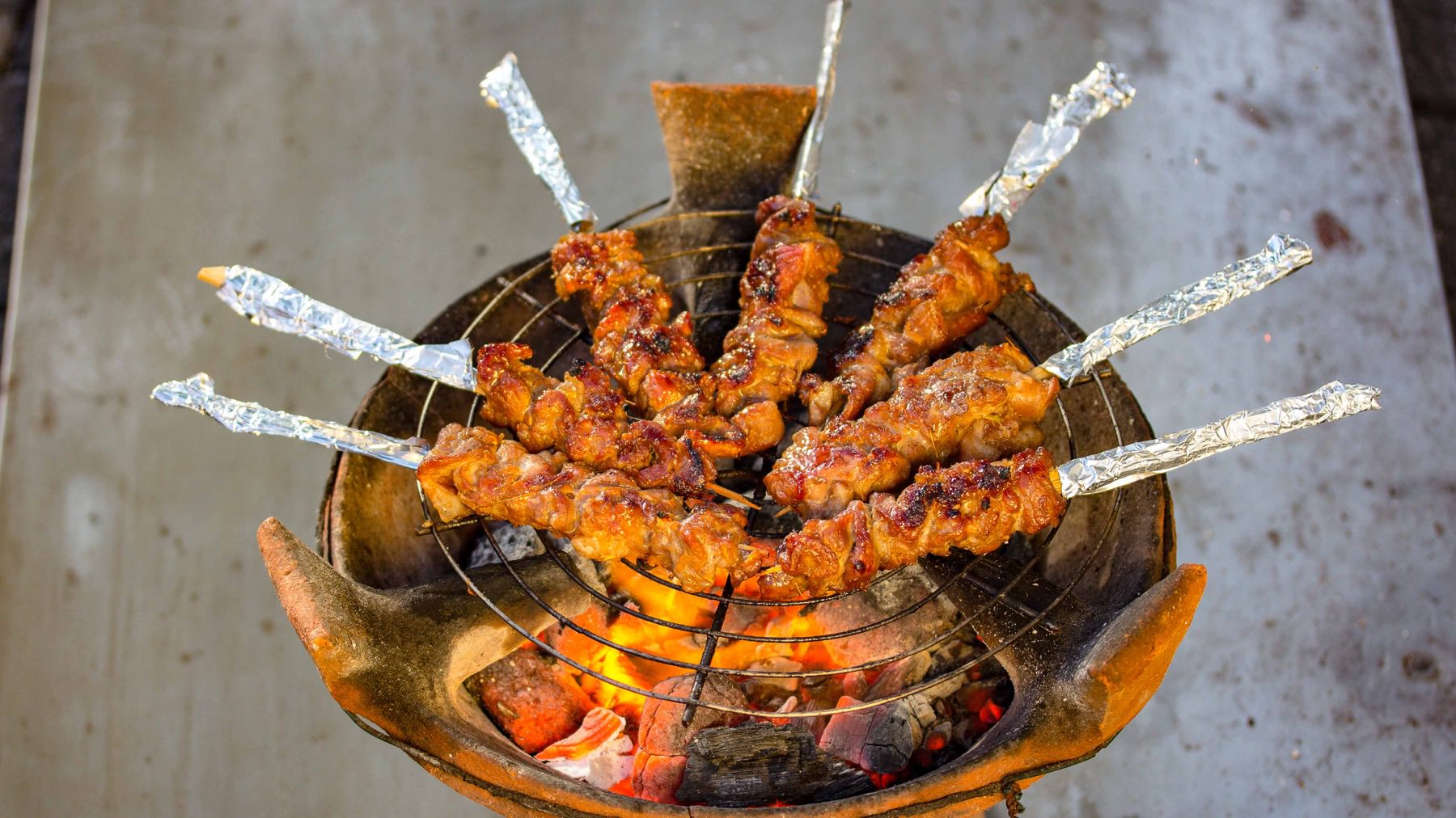 Saté Spieße aus Thailand - Muu Satay: Sate-Spieße sind echte Streetfood-Stars aus Thailand – saftig, rauchig und voller Aromen. Ob mit Huhn, Schwein oder Rind, das Fleisch wird in Kurkumamarinade eingelegt, aufgespießt und über glühender...