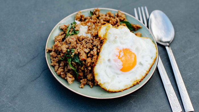 Pad Kra Pao aus dem Wok mit Heiligem Basilikum