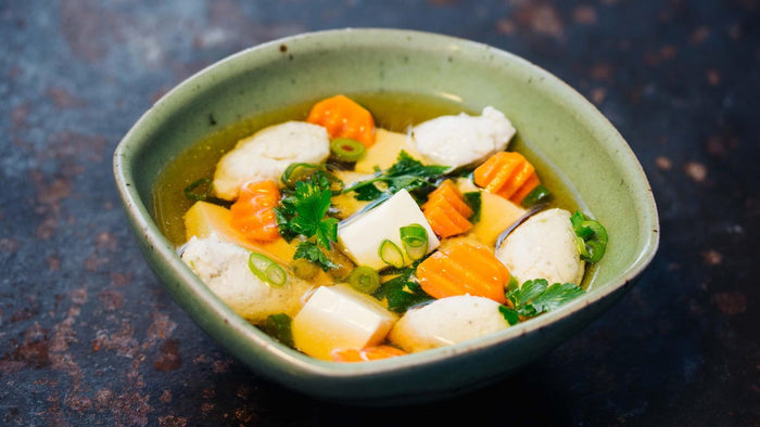 Klare Brühe mit Seidentofu und Hähnchenklößchen