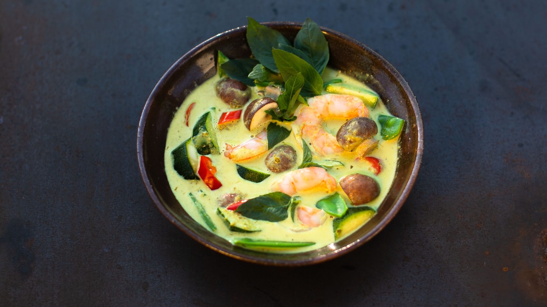 Grünes Thai-Curry mit Garnelen - ganz einfach: Zaubere dir ein Grünes Thai Curry wie in Bangkok – mit all den exotischen Aromen, die diese Küche so besonders machen! 🌿 Gaeng Keow Wan überzeugt mit cremiger Kokosmilch, frischen Kräutern und der...