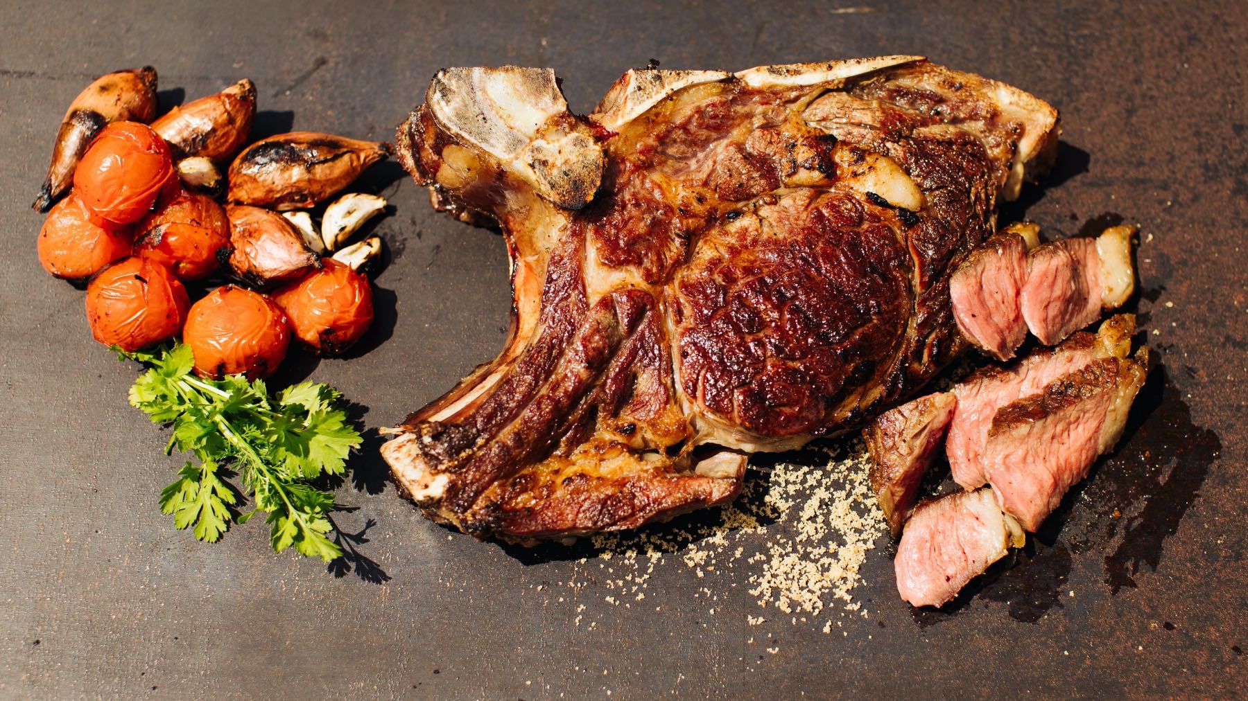 Gegrilltes Steak Thai-Style mit Grill-Tomaten-Sauce - Suea Ronghai: Suea Ronghai – der „weinende Tiger“ – ist ein gegrilltes Rindfleischgericht aus dem Isaan, dem Nordosten Thailands. 🐅 Ein scharf gegrilltes Steak, traditionell aus Rinderbrust,...