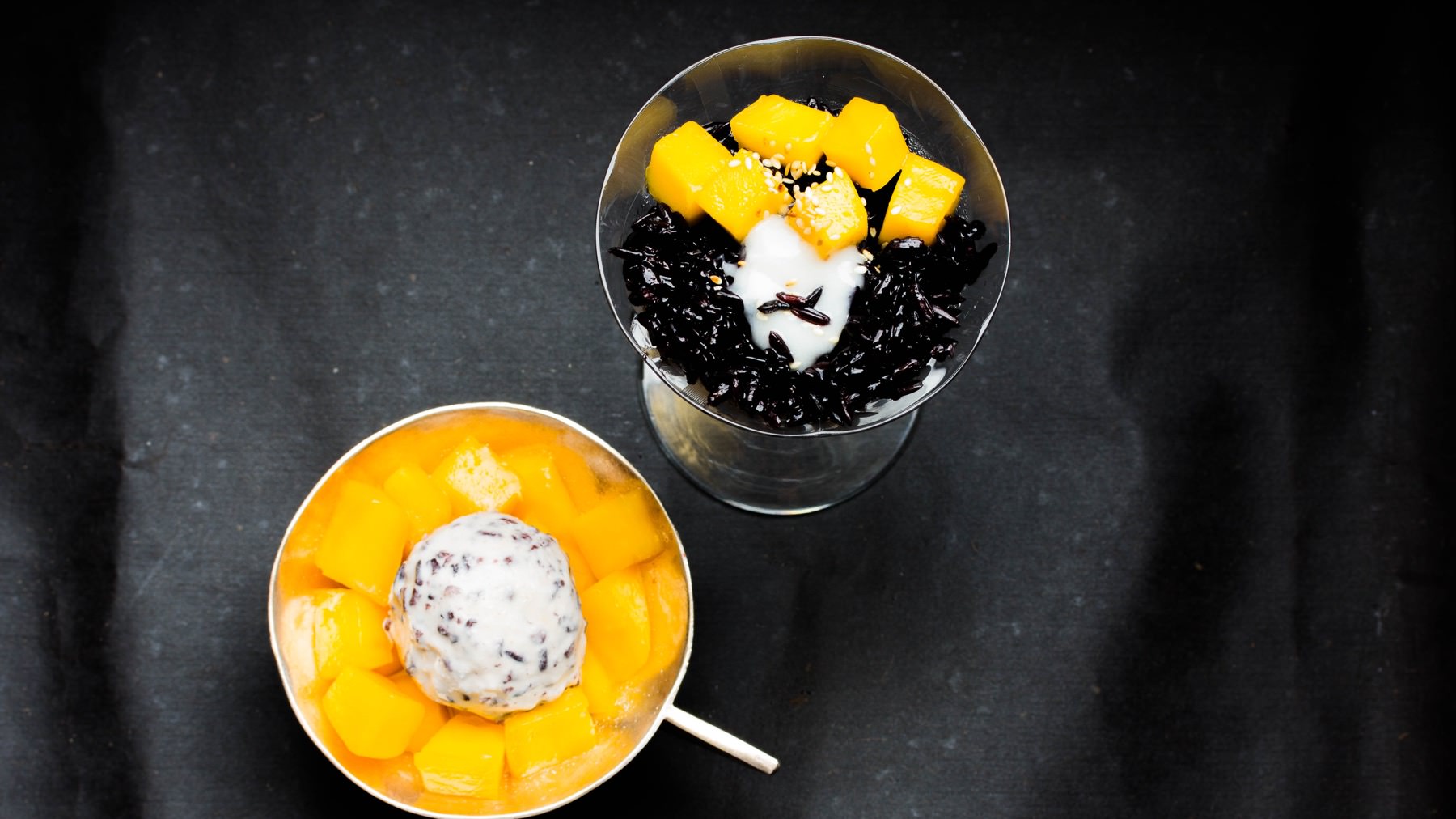 Schwarzer Reis mit Kokossahne und Mango: Schwarzer Klebreis ist eine Dessert-Spezialität aus Thailand, Laos und Burma – aromatisch, leicht nussig und besonders sättigend. 🍚 In dieser Variante wird er mit cremiger Kokossahne und frischer Mango...
