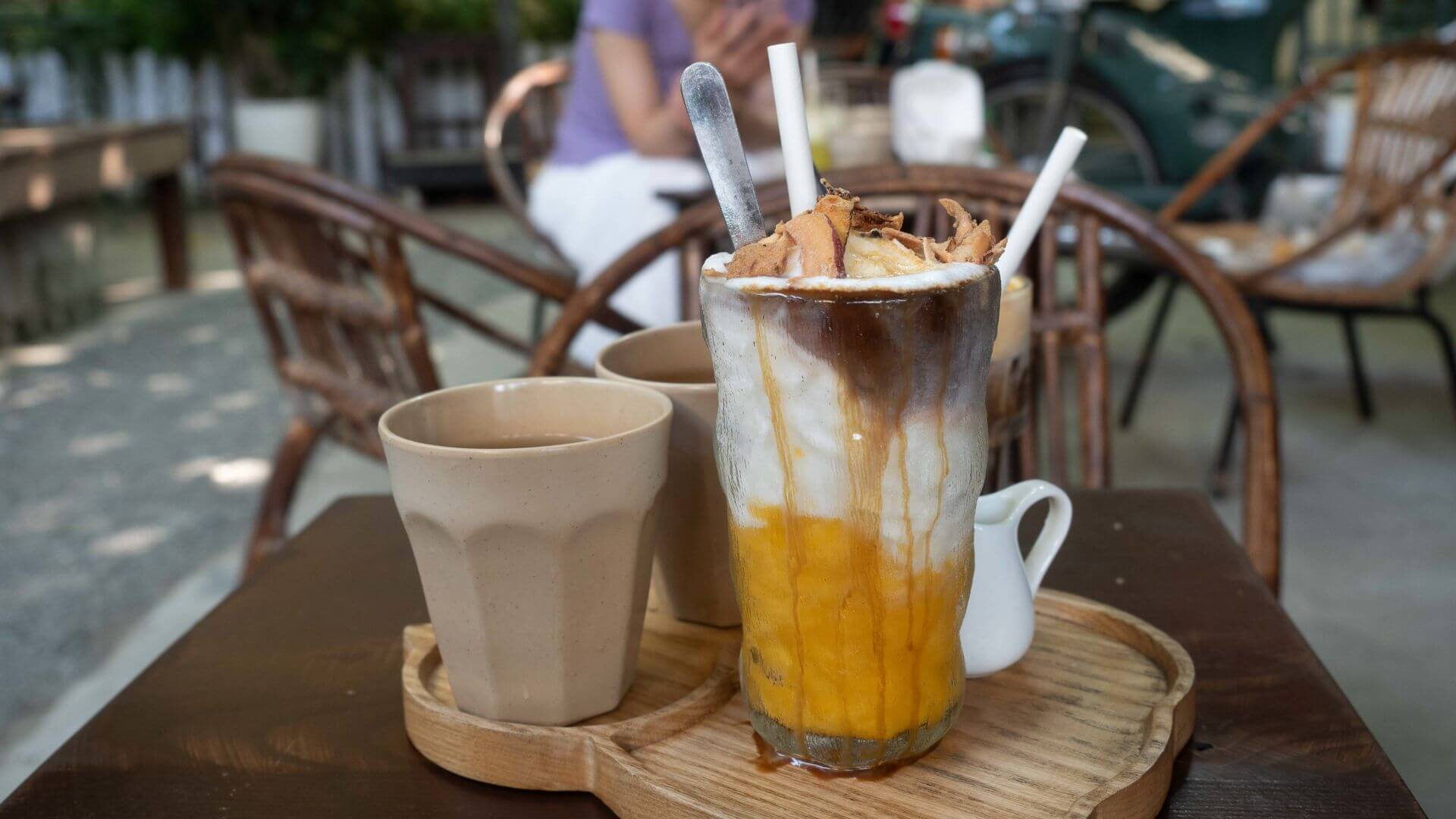 Ca Phe Xoai Dua - Mango-Kokos Kaffee: Ca Phe Xoai Dua ist eine erfrischende vietnamesische Kaffeekreation, die dich mit süßer Mango, cremiger Kokosmilch und kräftigem Vietnam-Kaffee direkt in die bunten Gassen Hoi Ans entführt. 🥭☕ Wir haben...