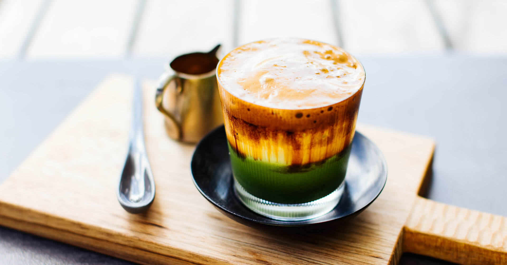 Ca Phe Matcha - Matcha Kaffee aus Vietnam: Cà Phê Matcha ist die perfekte Fusion aus vietnamesischem Robusta-Kaffee und japanischem Matcha – ein Getränk, das Kulturen vereint und mit seiner grün-braunen Optik ebenso begeistert wie mit seinem...