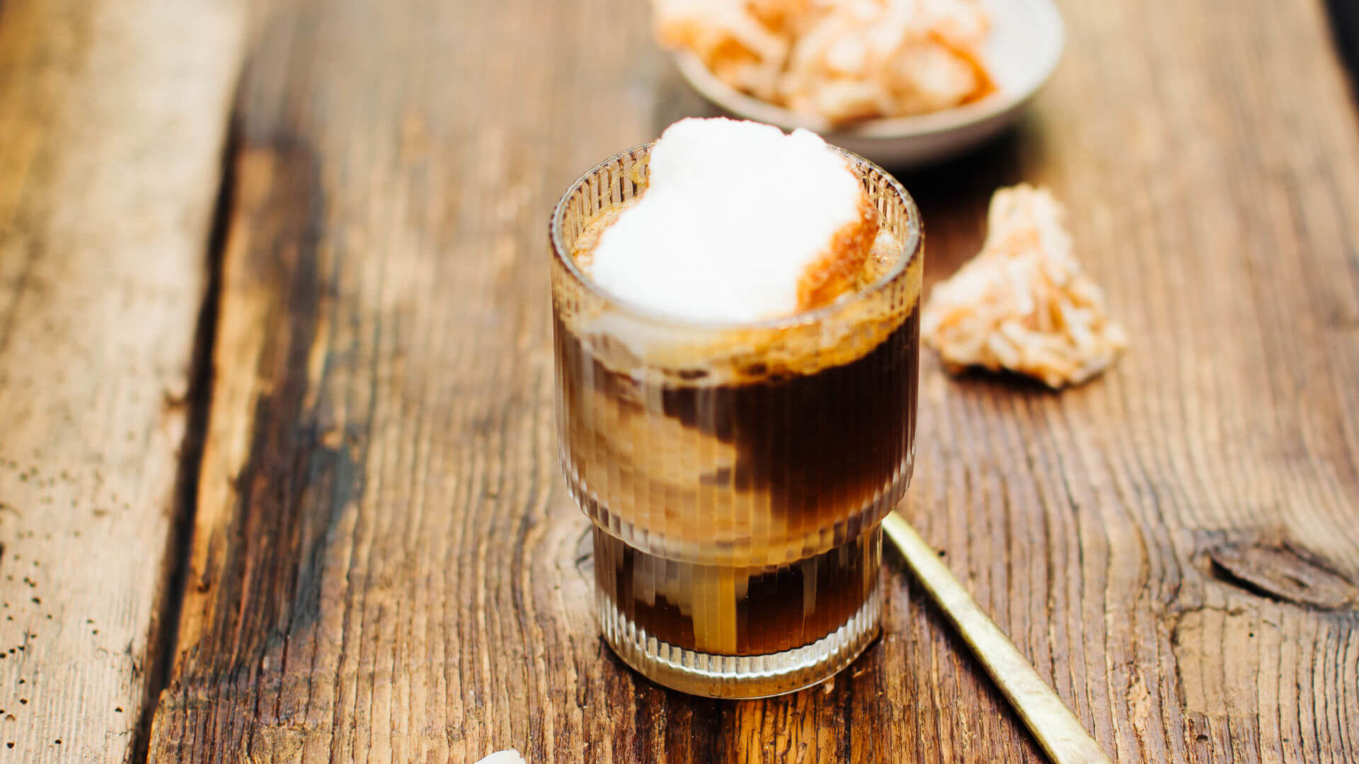 Ca Phe Cot Dua - Kokos Kaffee aus Vietnam: Kokos-Kaffee Cà Phê Cốt Dừa ist ein vietnamesischer Kaffee-Cocktail mit cremiger Kokosmilch und der kräftigen Tiefe von Robusta-Kaffee – perfekt für heiße Tage. ☕🥥 Zusammen mit zerstoßenem Eis entsteht...