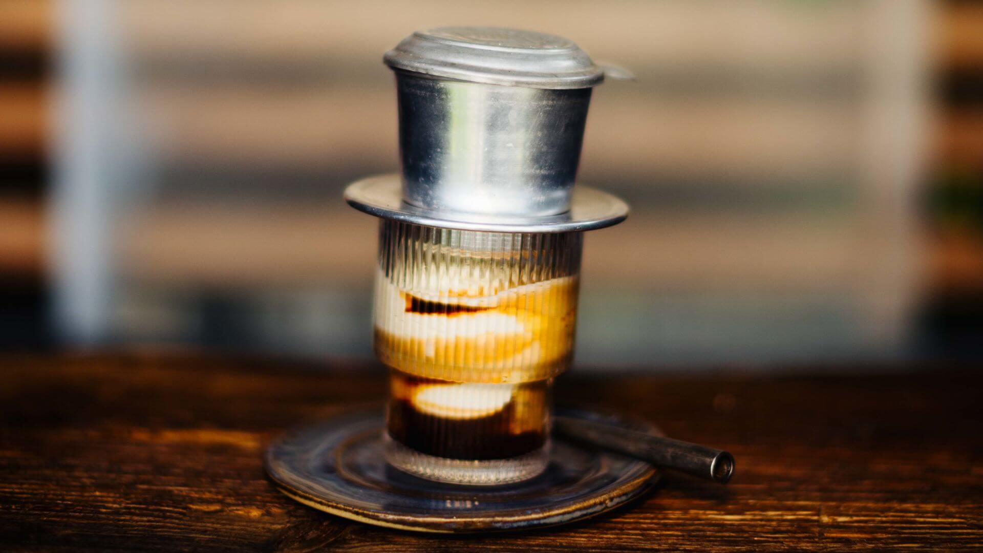 Ca Phe Muoi - Salzkaffee aus Vietnam: Ca Phe Muoi – der berühmte Salzkaffee aus Huế – ist ein Getränk, das Tradition und Innovation vereint. ☕ Die Kombination aus kräftigem Robusta-Kaffee, einer Prise Salz und frischer Sahne erinnert an salziges...