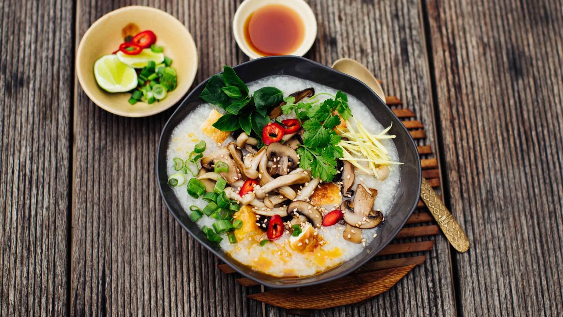 Congee – Reissuppe mit knusprigem Tofu, Pilzen und Ingwer: Congee, die sämige Reissuppe, ist in ganz Asien ein beliebter Start in den Tag – leicht, magenschonend und trotzdem sättigend. 🍚 Sie schmeckt aber nicht nur zum Frühstück, sondern auch...