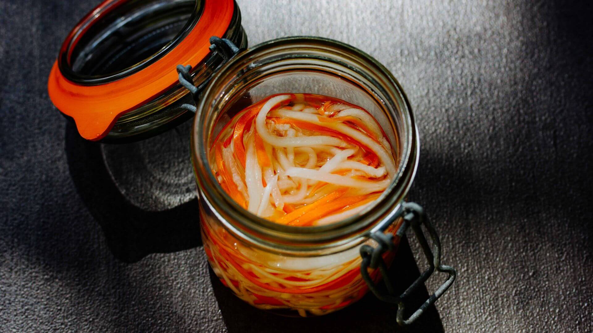 Mariniertes Gemüse aus Vietnam - Do Chua: Do Chua – in Reisessig und Zucker marinierte Karotten und Rettich – gehören zur Grundausstattung jeder vietnamesischen Küche. 🥕 Sie bringen Frische und Säure in Banh Mi, Salate oder Gegrilltes und runden...