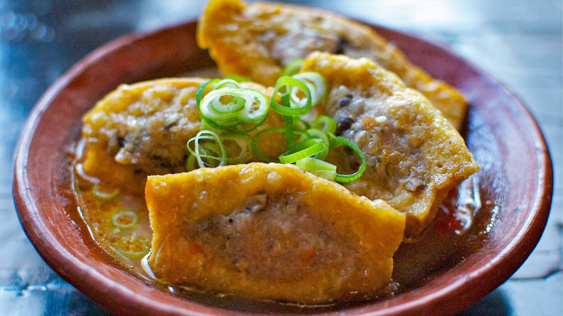 Tofu gefüllt mit Schweinefleisch: Tofu, oft mit Frischkäse verglichen, wird aus geronnener Sojamilch hergestellt, die aus gekochten Sojabohnen gewonnen wird. 🌱 Für beste Ergebnisse solltest du Tofu aus dem Asia-Markt verwenden – er wird dort in...