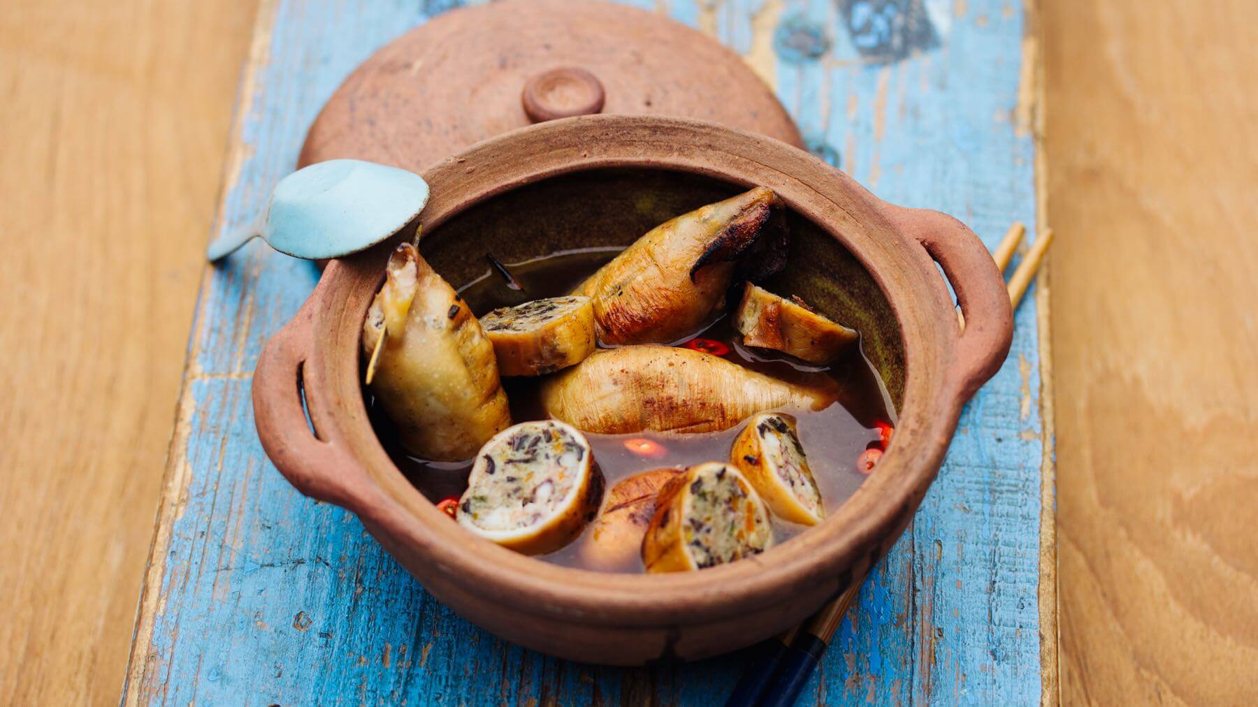 Gefüllter Tintenfisch mit Garnelen und Schweinefleisch: Diese gefüllten Tintenfische sind ein Highlight der vietnamesischen Küche: zart gegrillt, gefüllt mit einer würzigen Farce aus Garnelen, Schweinefleisch, Pilzen und Tintenfisch-Tentakeln,...