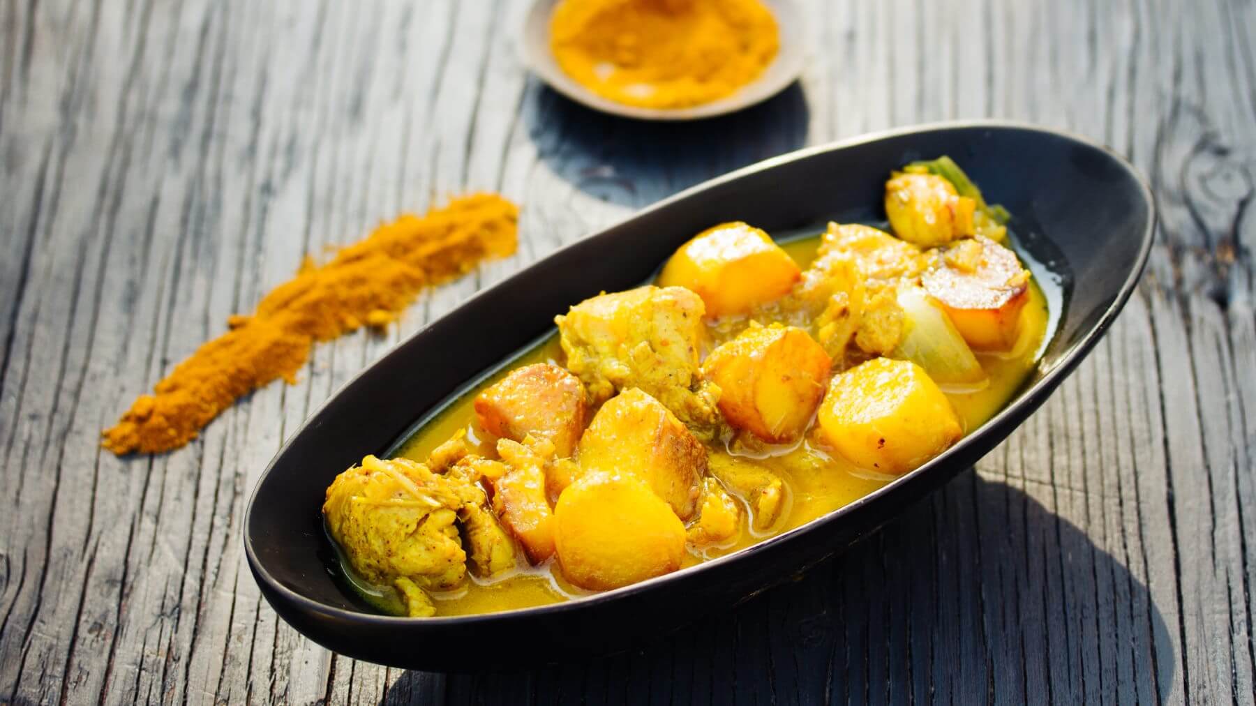 Vietnamesisches Curry mit Huhn: Vietnamesisches Hühnercurry ist ein wunderbar mildes, leichtes Curry, das mit frischem Zitronengras und einer fein abgestimmten Currymischung begeistert. 🍛 Es verbindet die Aromen Vietnams und Indiens – kein...