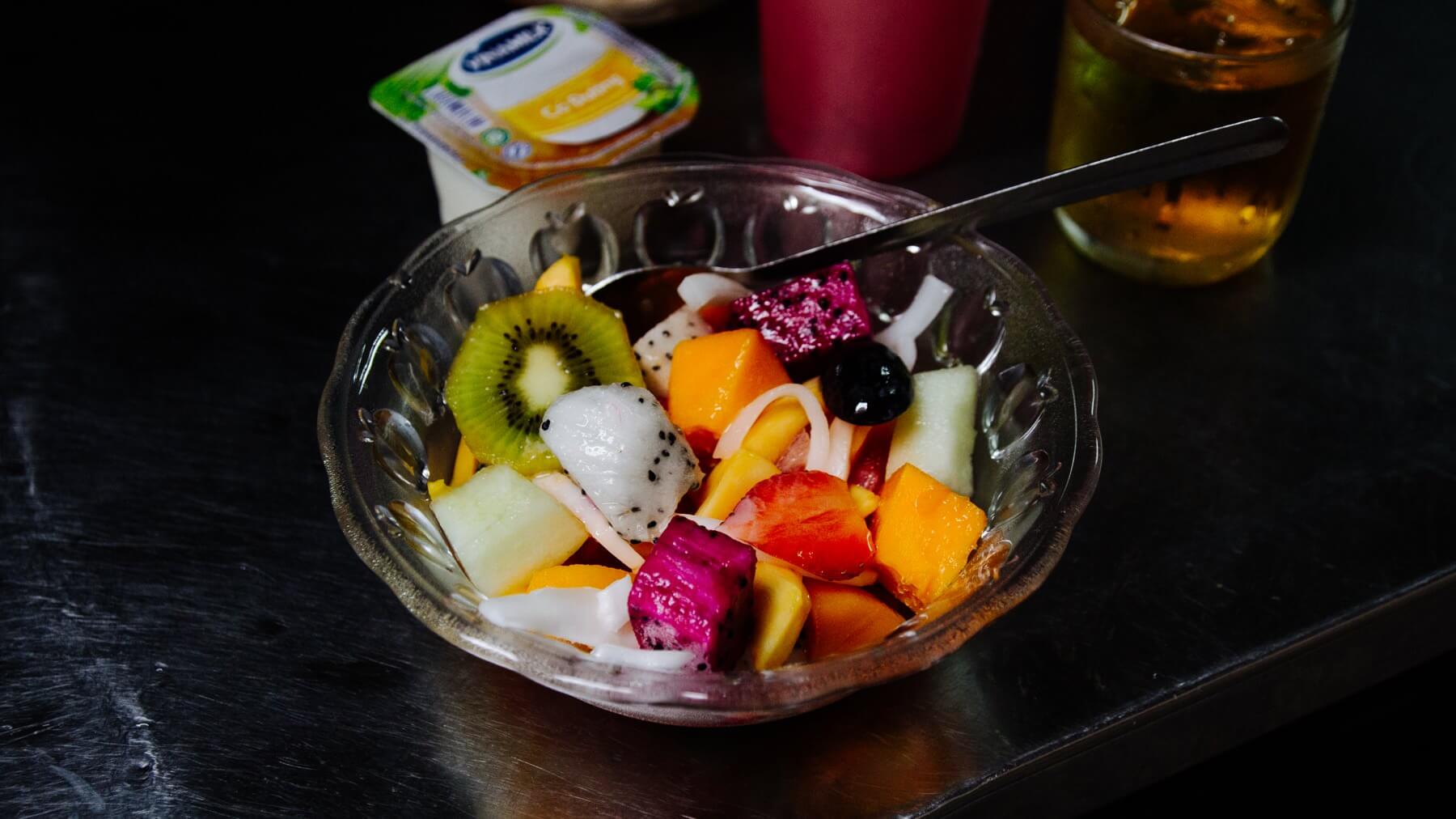 Vietnamesischer Obstsalat mit Joghurt: Tropischer Obstsalat wie in Vietnam – erfrischend, süß und voller Aroma. 🥭🍌🍍 In Asien werden frische Früchte oft als Dessert serviert, am liebsten pur oder mit einem Schuss gezuckerter Milch und einem Löffel...