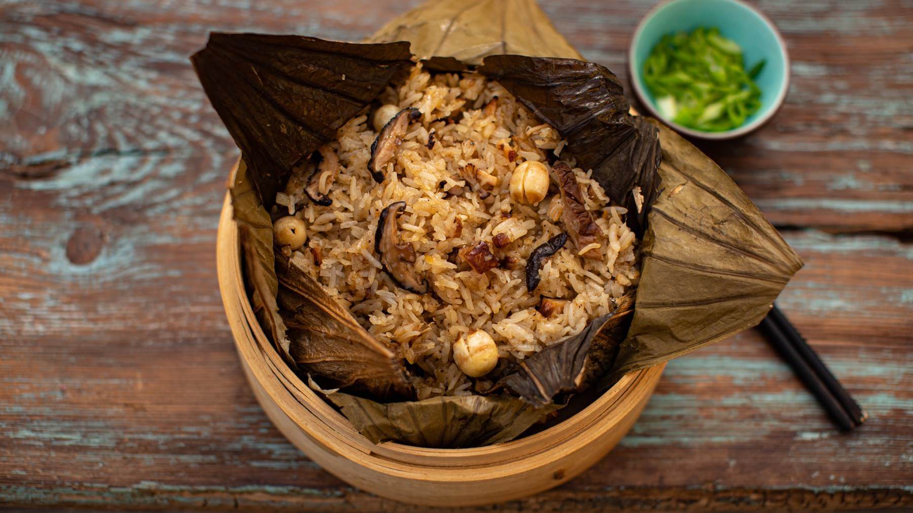 Gedämpfter Reis im Lotosblatt: Die Lotosblume steht in Asien für Reinheit, Treue und Erleuchtung – und sie ist auch kulinarisch ein Schatz. 🌸 In unserem Rezept wird Klebreis (Xôi) in duftenden Lotosblättern gedämpft, die ihr Aroma an den Reis...
