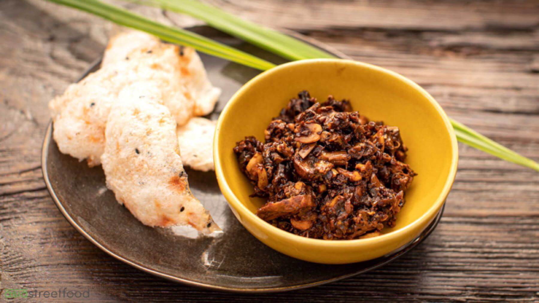 Vegane Umamipaste mit Pilzen und Erdnüssen: Vegane Küche kann richtig kräftig und aromatisch sein – das beweist diese Umamipaste aus der buddhistischen Küche Vietnams. 🌱 Getrocknete Pilze bringen intensives Umami, geröstete Erdnüsse sorgen für...