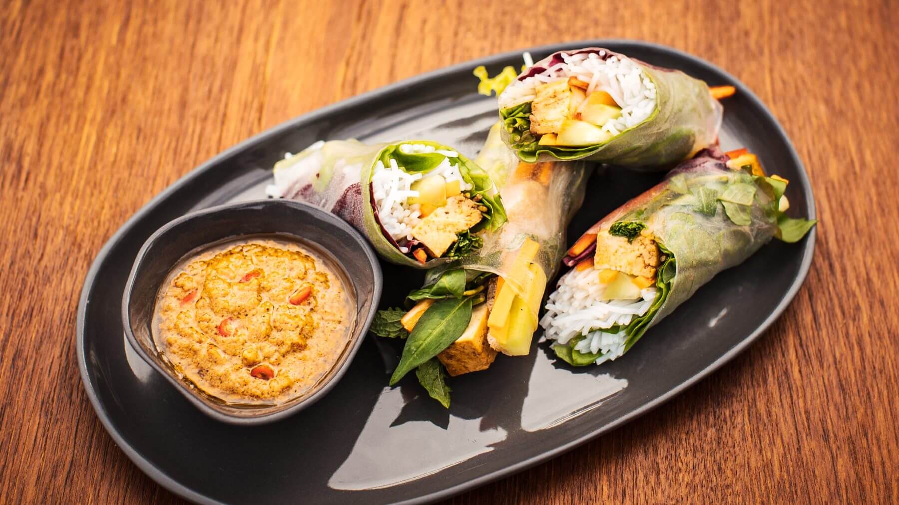 Sommerrollen mit Fünf-Gewürze-Tofu: Diese veganen Sommerrollen sind gefüllt mit zart mariniertem Tofu, knackigem Salat und frischem Gemüse – leicht, aromatisch und voll vietnamesischer Frische. 🌿 Dazu gibt’s einen cremigen Kokos-Sesam-Dip, der...