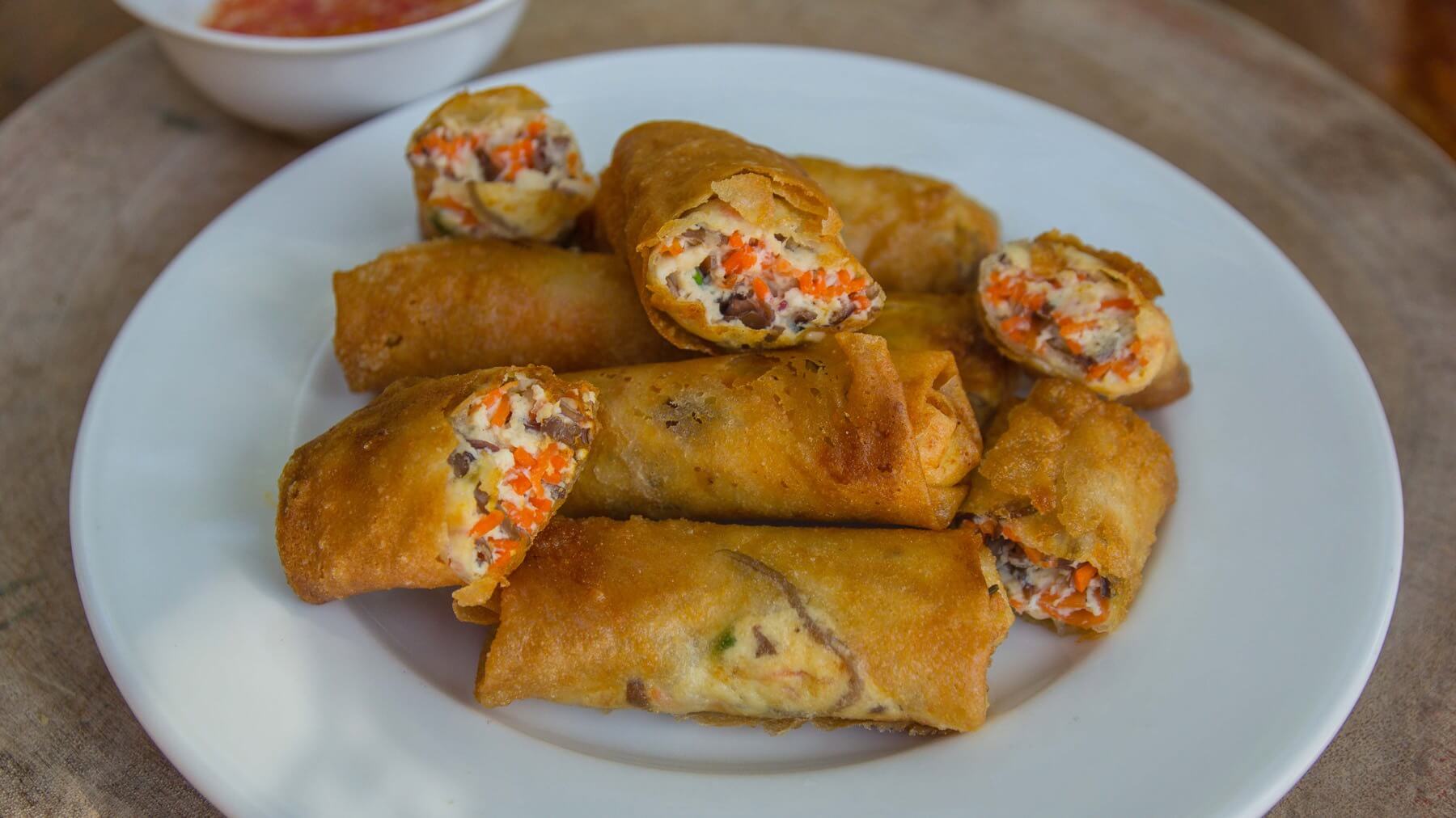 Vegetarische Frühlingsrollen: Chả Giò Chay sind vegetarische Frühlingsrollen mit Tofu, Karotten und Pilzen – eine herrlich leichte Alternative zur klassischen Fleischvariante. 🥕 In Vietnam in Reispapier statt wie in China in Weizenhülle gewickelt...