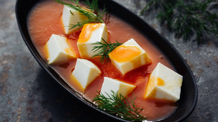 Tomatensuppe mit Tofu und frischem Dill