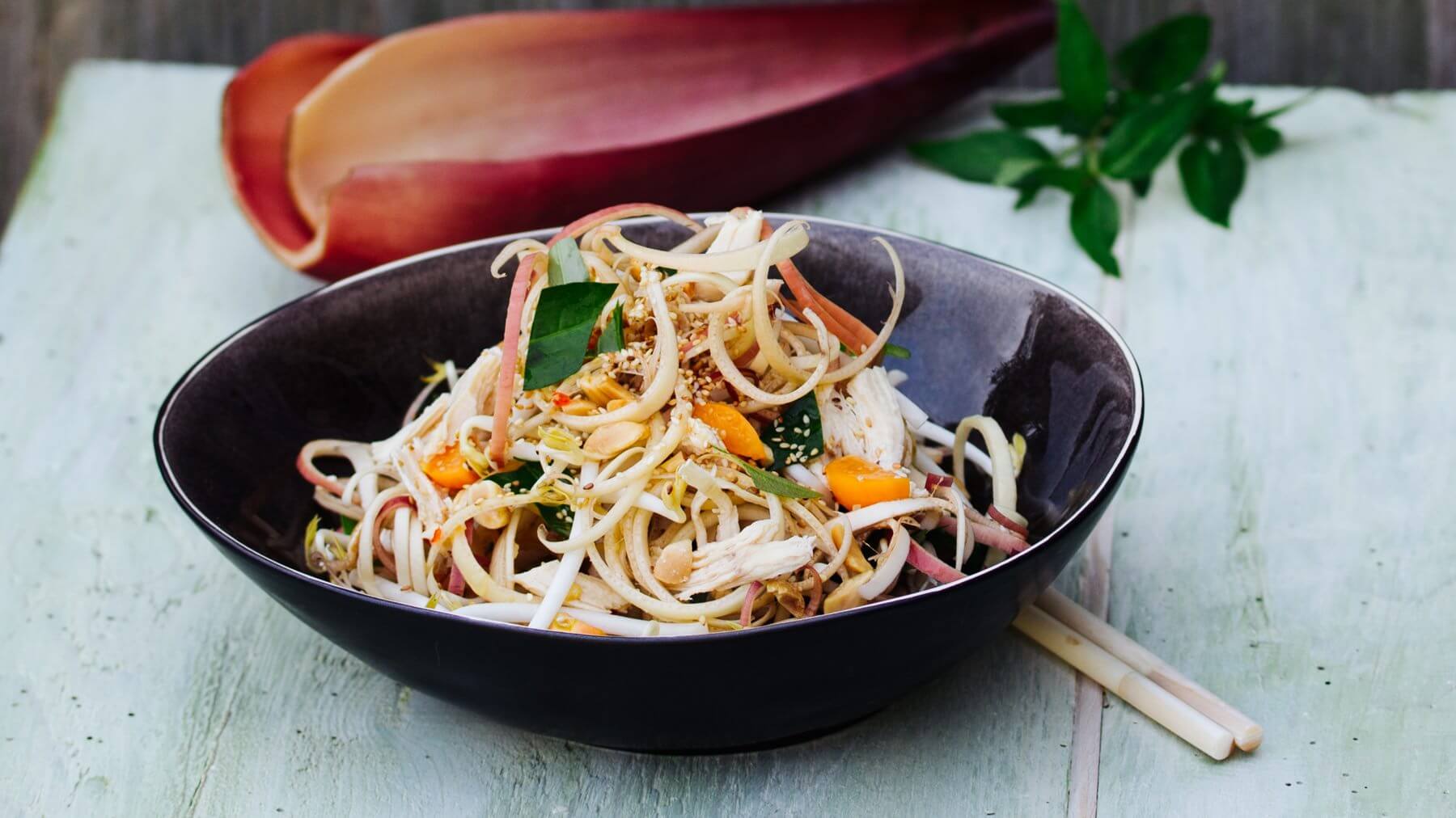 Bananenblütensalat: Bananenblütensalat ist ein echter Klassiker der vietnamesischen Salatküche – mit rohem Gemüse, gegrilltem Fleisch und frischen Kräutern. 🌿 Das Dressing aus Limette, Zucker und Fischsauce kommt ganz ohne Öl aus – das Aroma und...