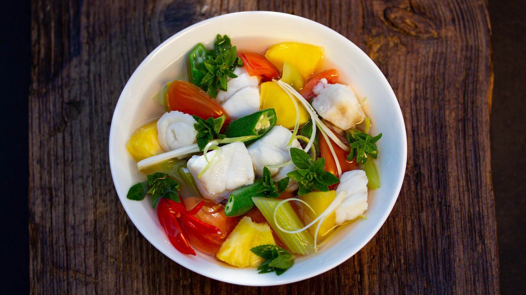 Süß-Saure Fischsuppe aus Vietnam: Canh Chua Ca ist eine klassische vietnamesische Fischsuppe, die perfekt das Spiel aus salzig, süß und sauer vereint – typisch für die Küche des Landes. 🐟 In Vietnam wird dafür oft Pangasius (ca ba xa) verwendet,...