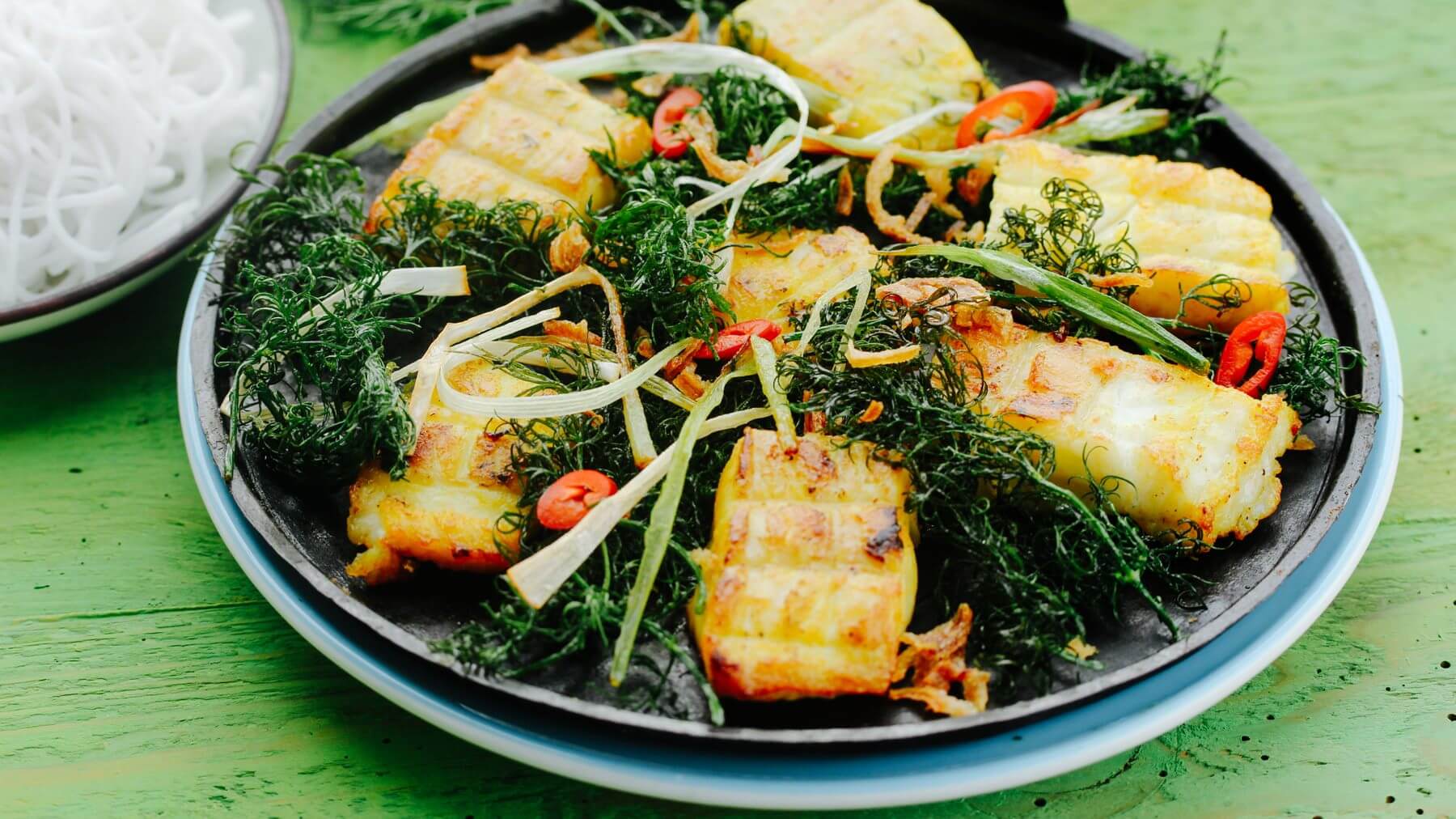 Gegrillter Fisch „Cha Ca La Vong": Chả Cá ist Hanois wohl berühmtestes Fischgericht – mit Kurkuma und Galgant mariniert, über Holzkohle gegrillt und anschließend frittiert. 🐟 Serviert mit Reisnudeln, frischem Dill, Salat und würziger Sauce...