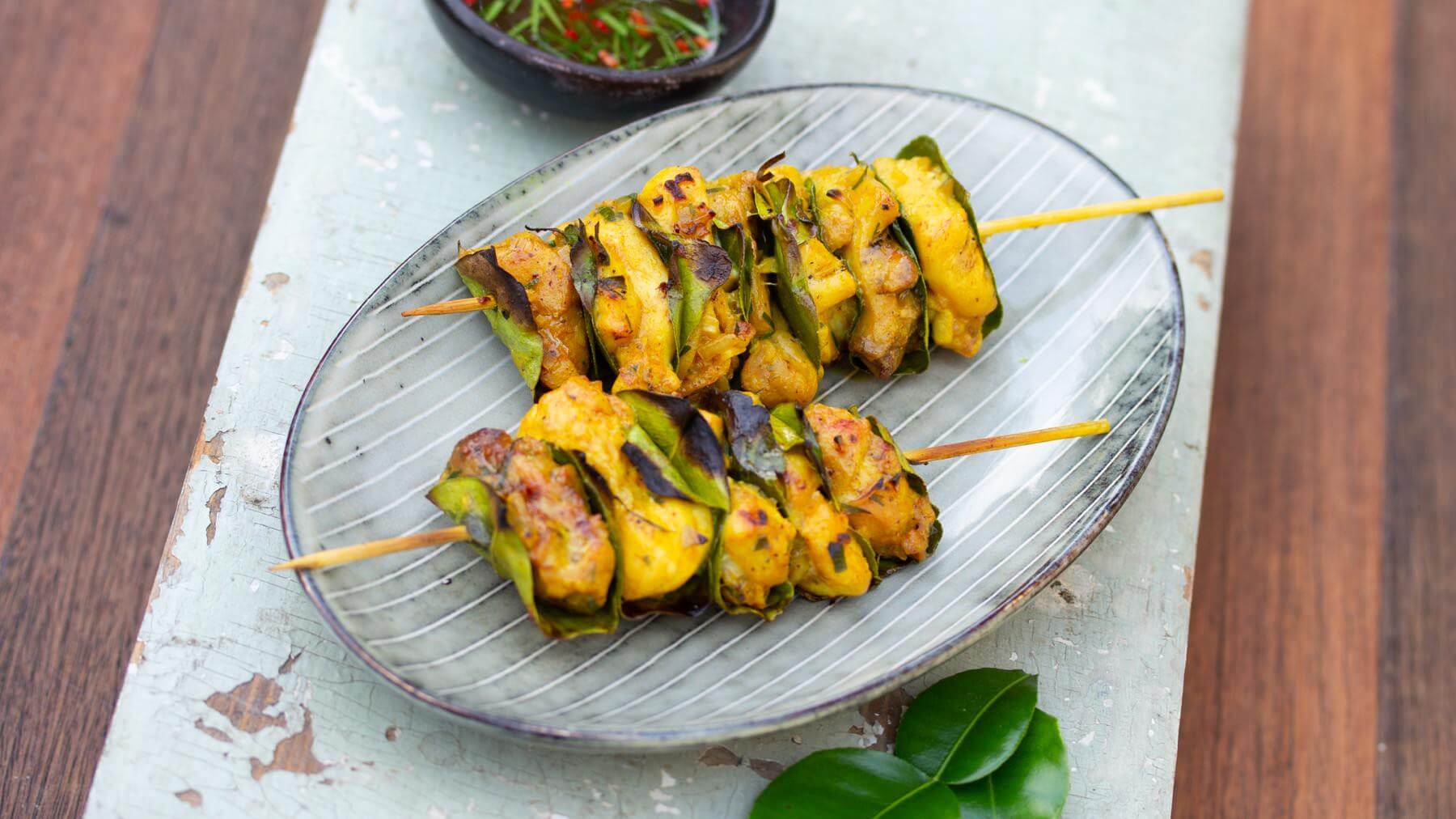 Gegrilltes Hähnchen im Limettenblatt: Zitronig-frische Limettenblätter treffen auf rauchiges Grillaroma – dieses Hähnchengericht aus der vietnamesischen Straßenküche ist wie gemacht für einen entspannten Sommerabend. 🍗 Serviert mit einem...