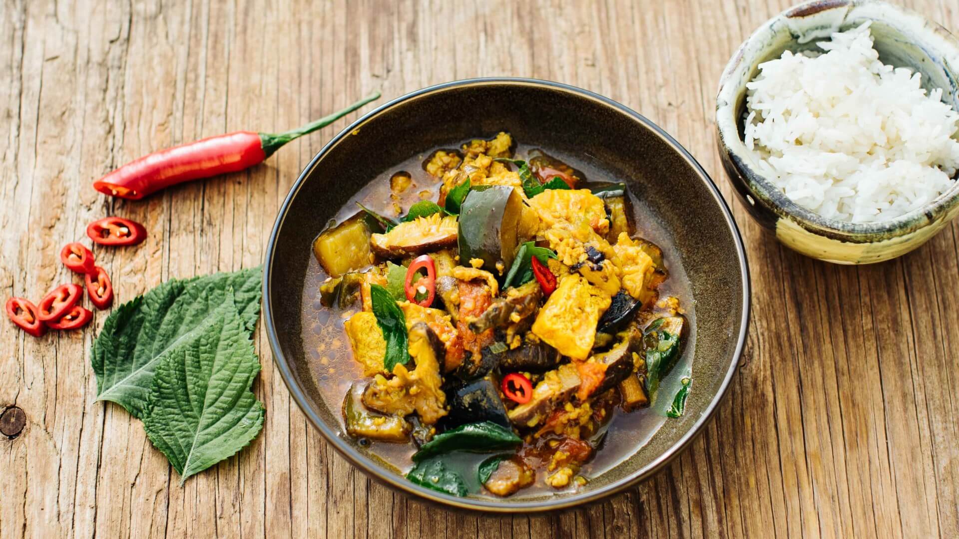 Geschmorte Aubergine in Sojasauce: Auberginen, Tofu und Pilze, langsam in Sojasauce geschmort, ergeben ein herrlich weiches, aromatisches Gericht, das ebenso gut aus der mediterranen Küche stammen könnte – wären da nicht Kurkumasud, fermentierter...
