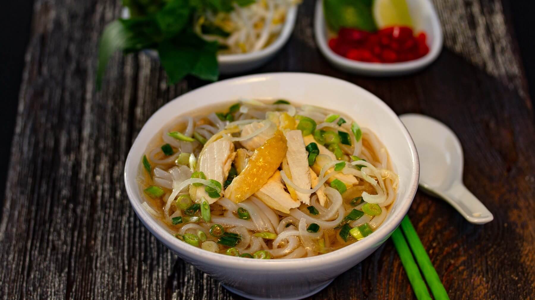 Pho Ga – Vietnamesische Nudelsuppe mit Huhn: Pho Ga – die leichtere Schwester der berühmten Pho Bo – ist einfacher in der Zubereitung, aber genauso aromatisch. 🍜 In Hanoi gilt: Wer echtes Frühstück will, lässt das Hotelbuffet links liegen und...