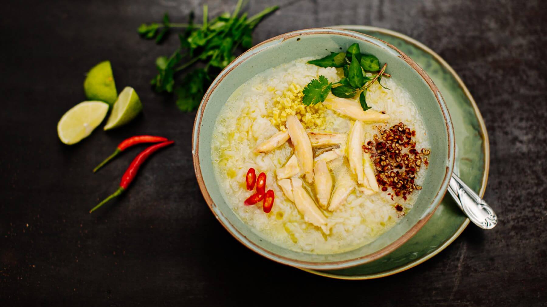 Reissuppe mit Hähnchen: Reissuppe, oft als Schonkost unterschätzt, ist in ganz Asien ein beliebtes Frühstücksgericht – besonders in Form von Congee. 🍚 Mit gekochtem Hähnchenfleisch, frischen Kräutern und frittierten Schalotten wird daraus eine...