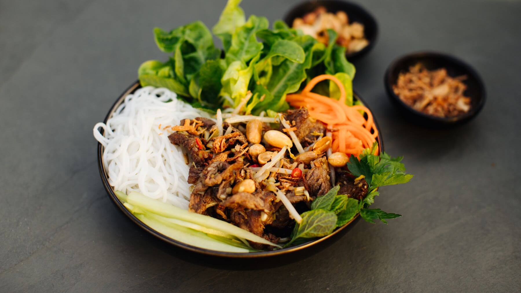 Bun Bo Nam Bo - Vietnamesischer Salat mit Rindfleisch: Bun Bo Nam Bo ist ein vietnamesischer Nudelsalat mit mariniertem Rindfleisch, frischen Kräutern, eingelegtem Gemüse und Reisnudeln – ein echtes „All in one Bowl“-Gericht, das leicht, gesund...