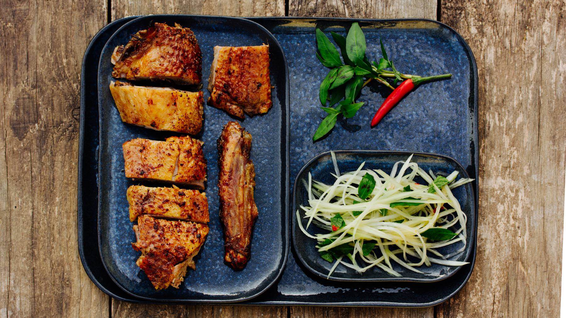 Knuspriger Entenbraten - Originalrezept aus Hanoi: Auf unserem Spaziergang durch Hanois französisches Viertel standen wir plötzlich vor einem kleinen Straßenrestaurant, in dessen Auslage knusprig-goldbraun gebratene Enten hingen. Spontan gingen...