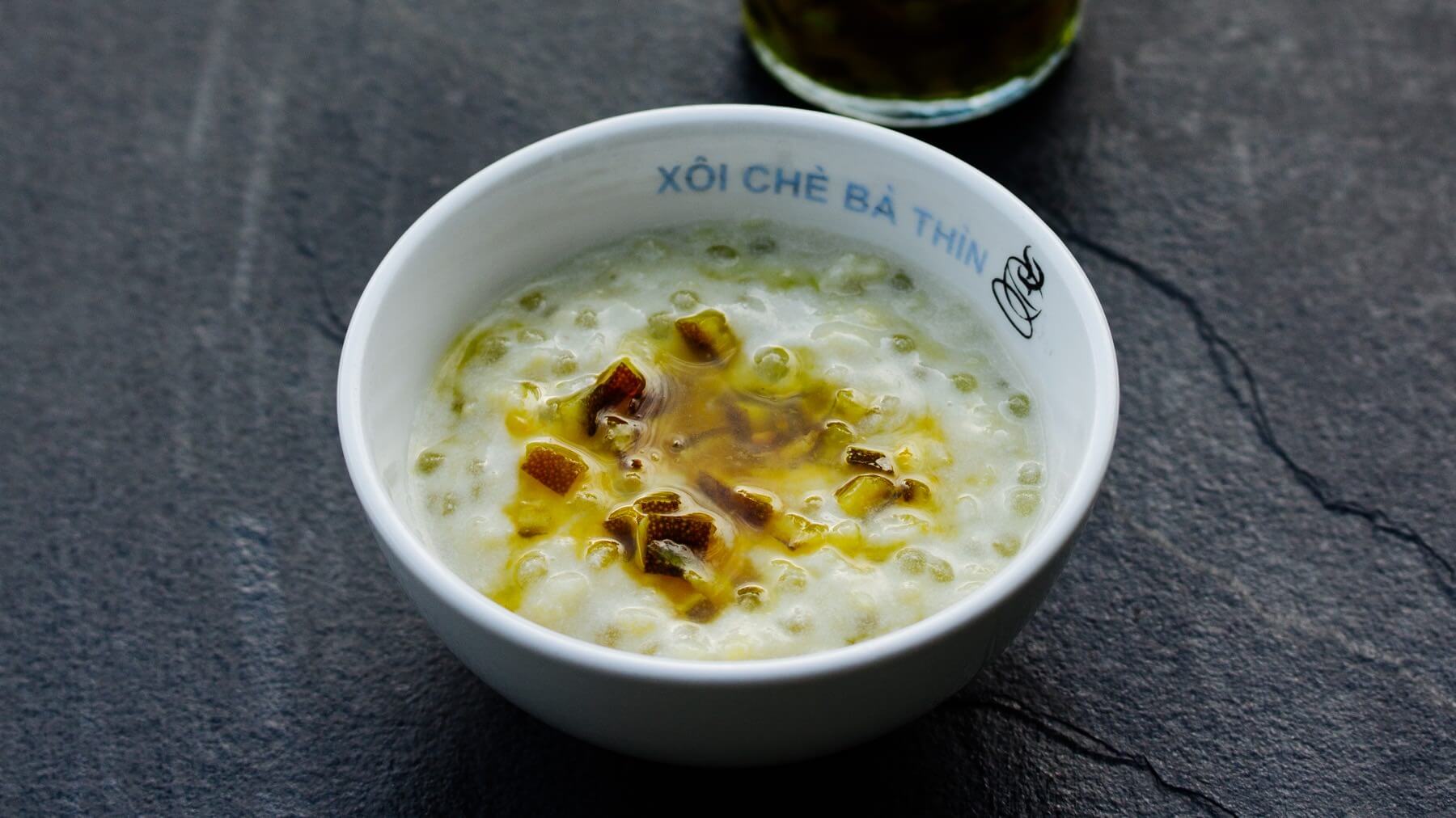 Vietnamesisches Dessert mit Mungbohnen und Tapiokaperlen: Entdecke die faszinierende Welt der vietnamesischen Desserts mit unserem Rezept für Che mit Mungbohnen und Tapiokaperlen. Ein Hauch einer aromatisch bitteren Orangenmarmelade verleihen...