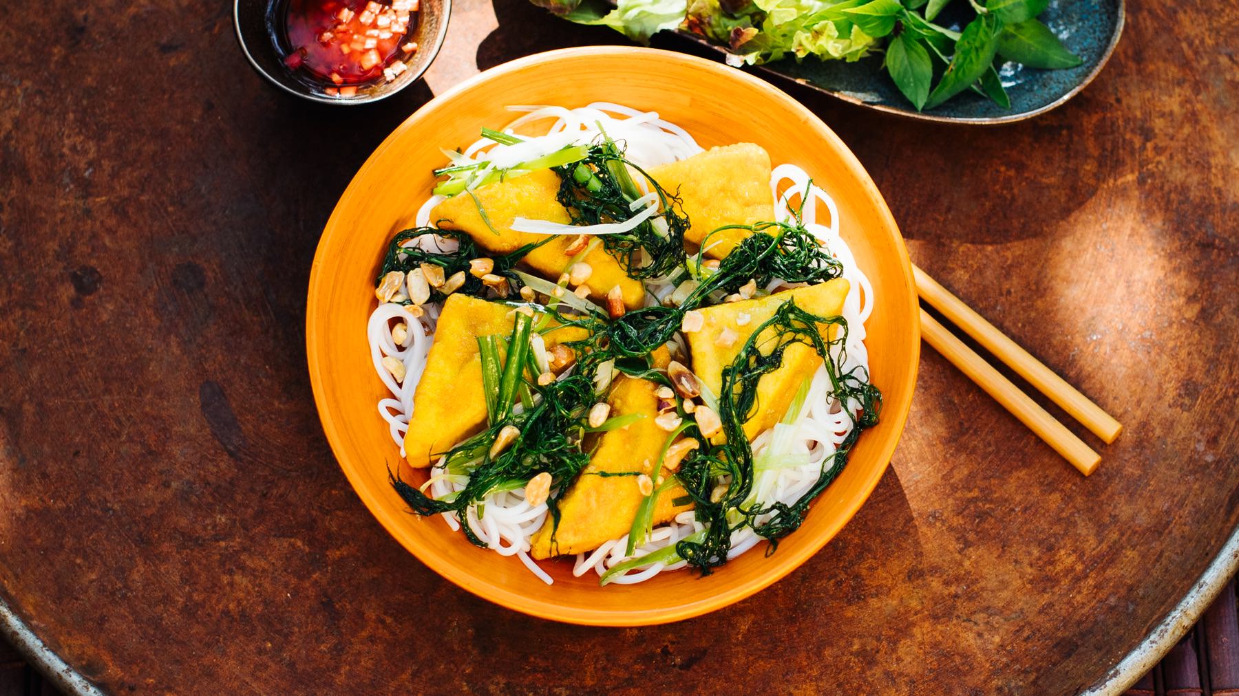 Frittierter Tofu mit Kurkuma und frischem Dill: Cha Ca La Vong ist ein echter Klassiker aus Hanoi – und mit Tofu statt Fisch wird daraus eine vegane Variante, die begeistert! 🌿 Frischer Tofu wird in Mehl, Kurkuma und Fünf-Gewürze-Pulver gewendet,...