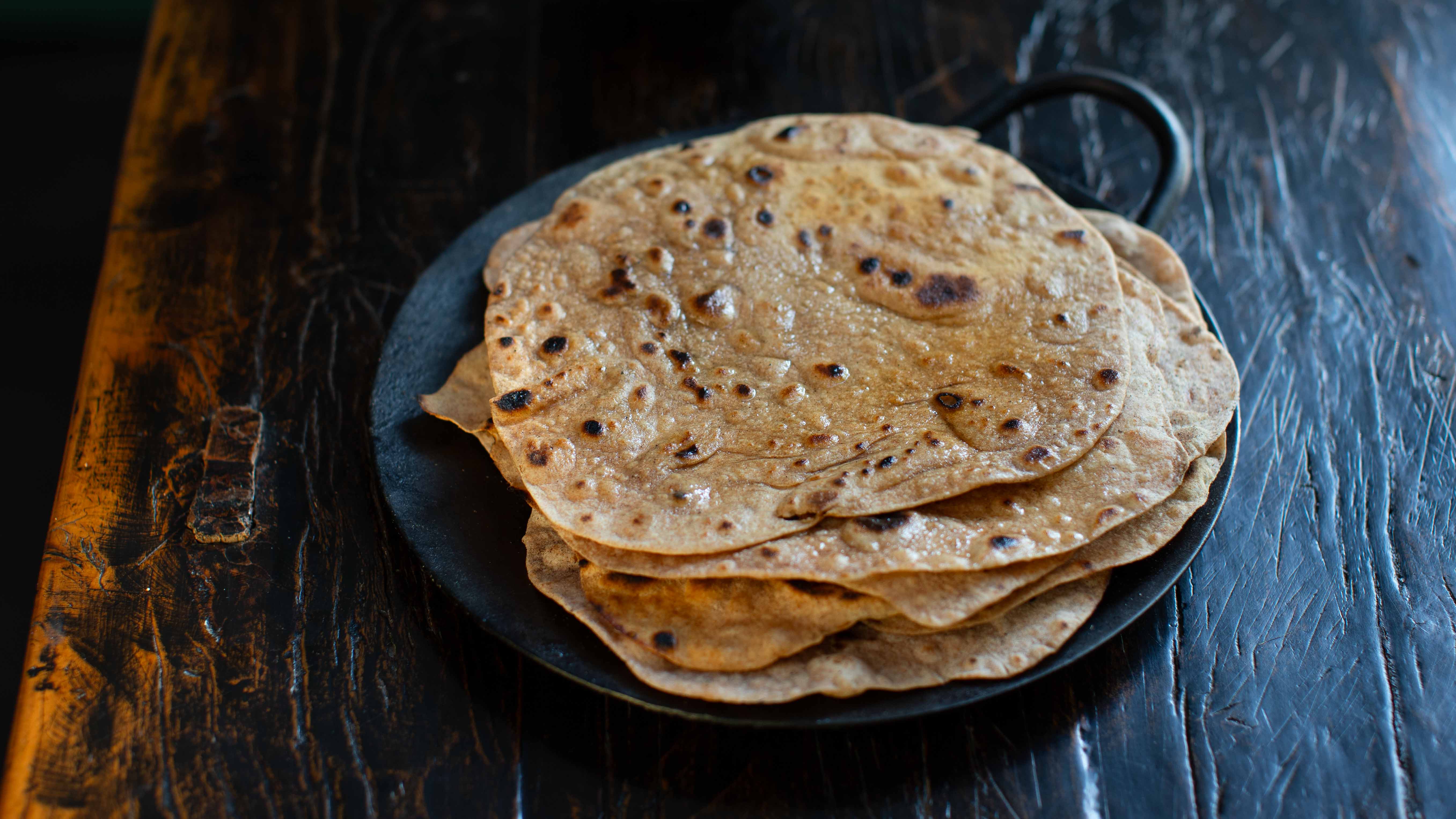 Chapati - Indisches Fladenbrot: Chapati ist ein echtes Alltagsbrot in der indischen Küche – einfach, gesund und unglaublich vielseitig. Der Teig aus Vollkornmehl (klassisch aus Gerste, Hirse und Weizen) lässt sich auch prima mit Dinkel- oder...