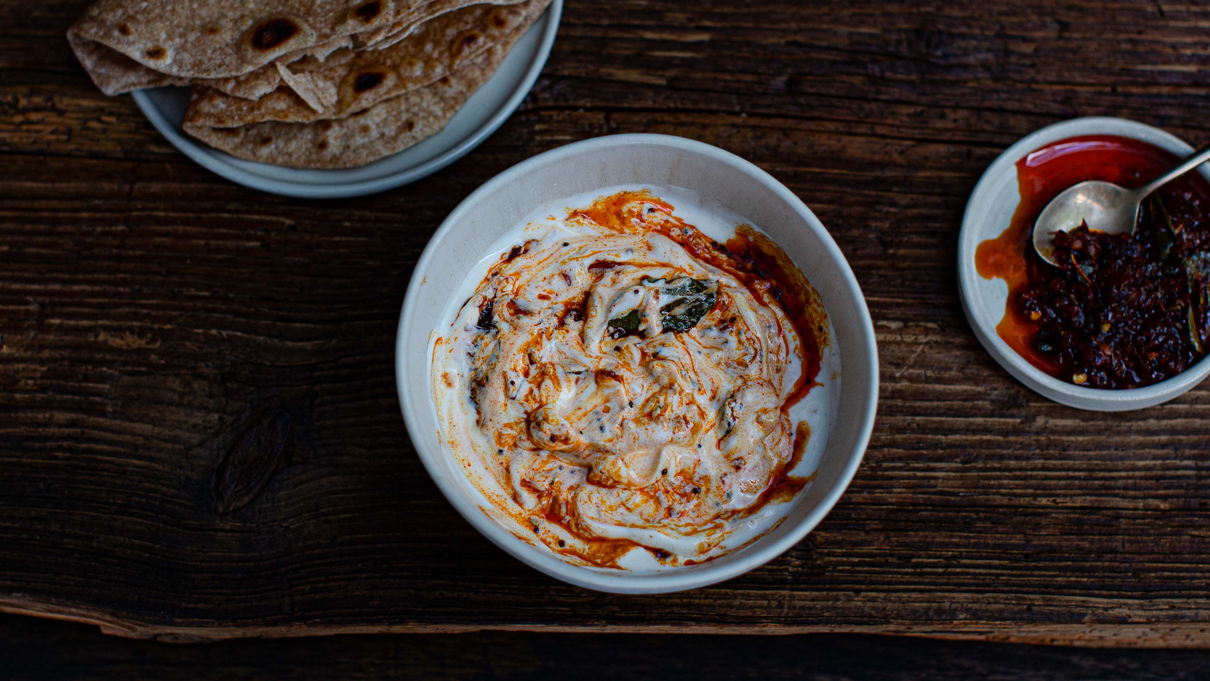 Dahi Tadka Raita – Joghurt-Dip mit temperierten Gewürzen