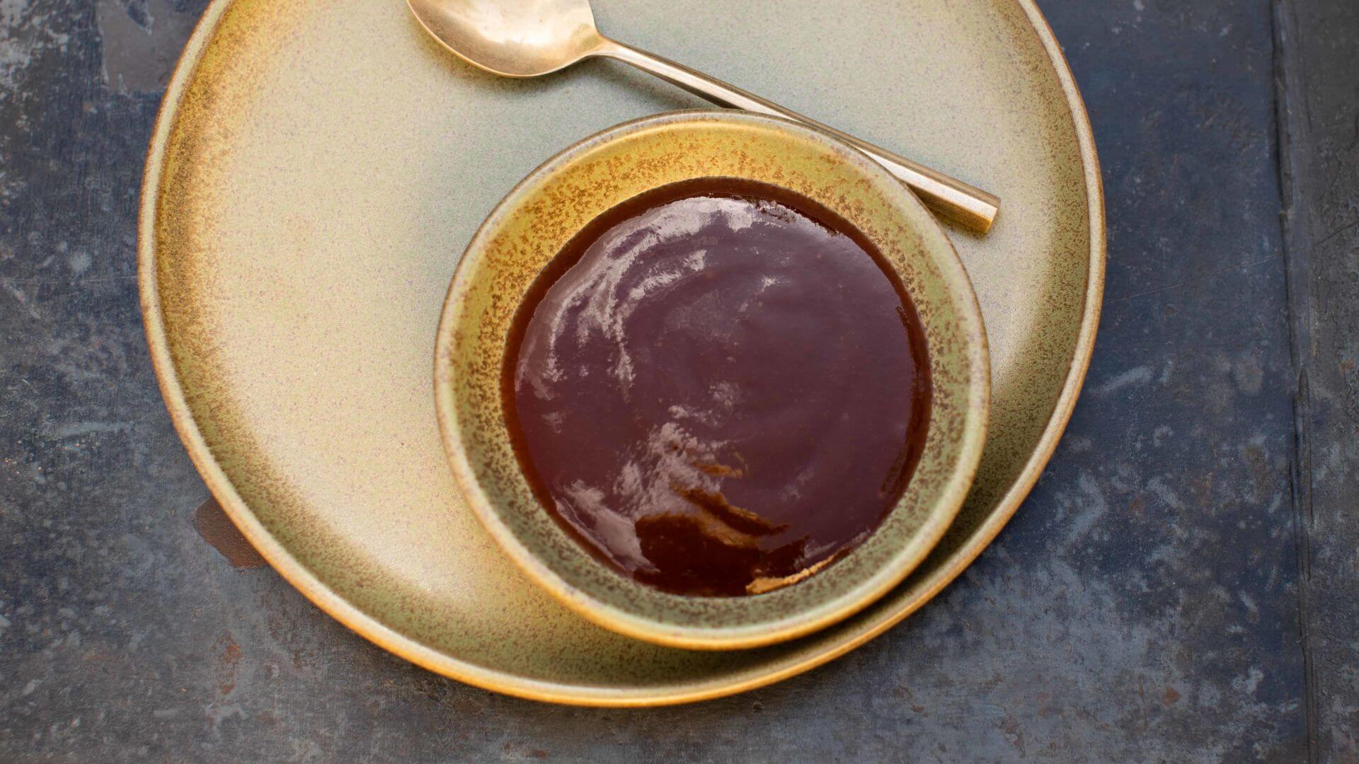 Okonomiyaki Sauce: Die leckere Sauce, die auf die Okonomiyaki aufgetragen wird, kann man kaufen, aber auch selbst herstellen. Und das mit nur 4 Zutaten. Als Ketchup empfehlen wir Heinz Ketchup und die Worcestershiresauce sollte von Lea & Perrins...