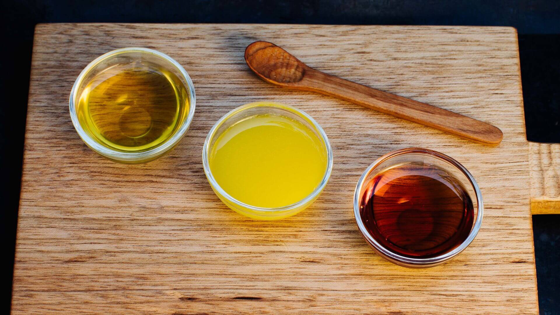 Aromatische Öle für Ramen: Öle und Fette sind unverzichtbare Geschmacksträger in der Ramen-Küche. Schon ein bis zwei Teelöffel von aromatischem Frühlingszwiebel-Öl, Chili-Öl oder sogar etwas goldgelbem Hühnerfett können einer Brühe mehr Tiefe,...