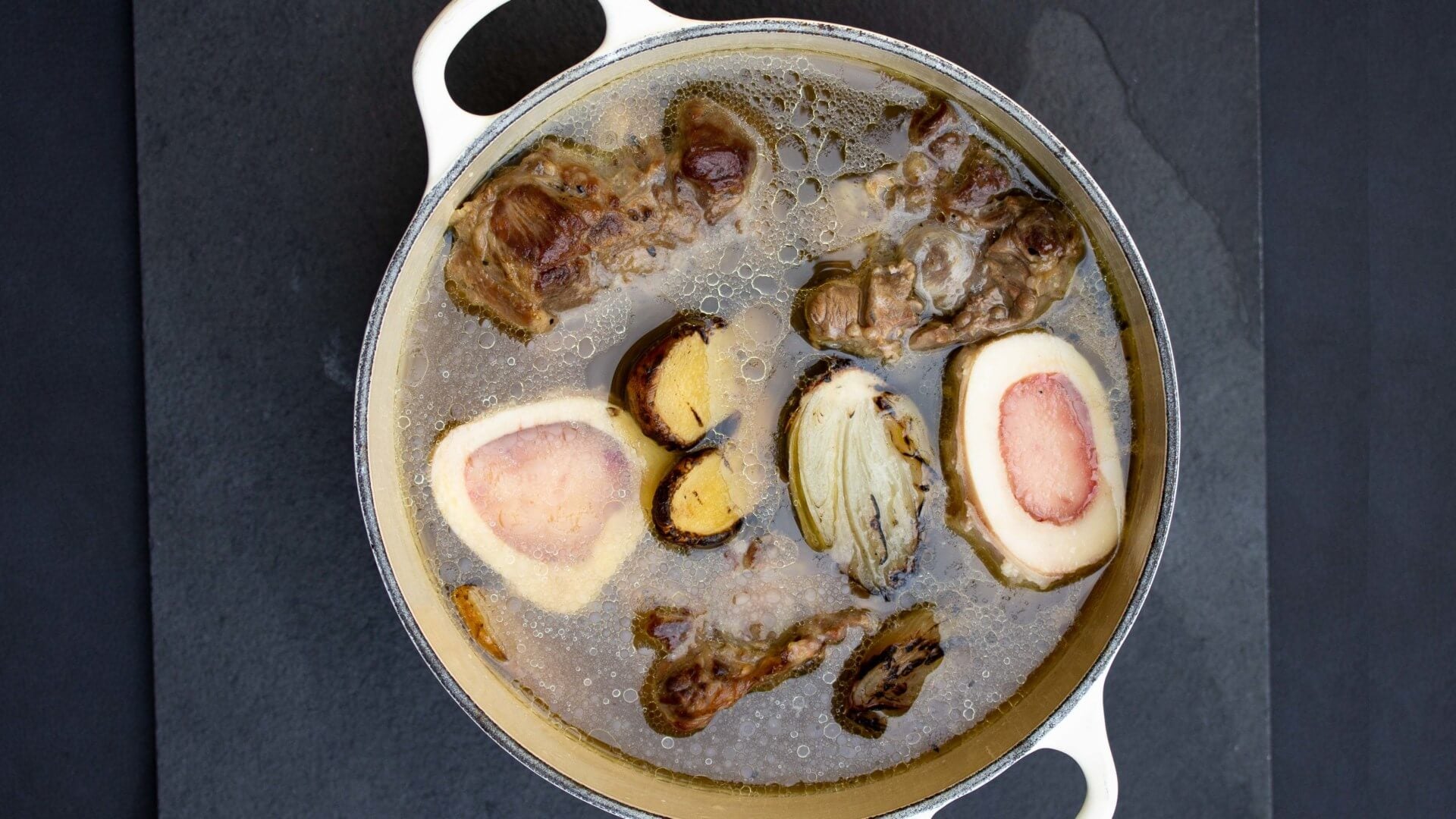 Asiatische Rinderbrühe - Beef Stock: Entdecke die Kraft des Ochsen in einer traditionsreichen Rinderbrühe, die sowohl französische Eleganz als auch asiatische Raffinesse vereint. Während klassischer Rinderfond mit im Ofen gerösteten Knochen...