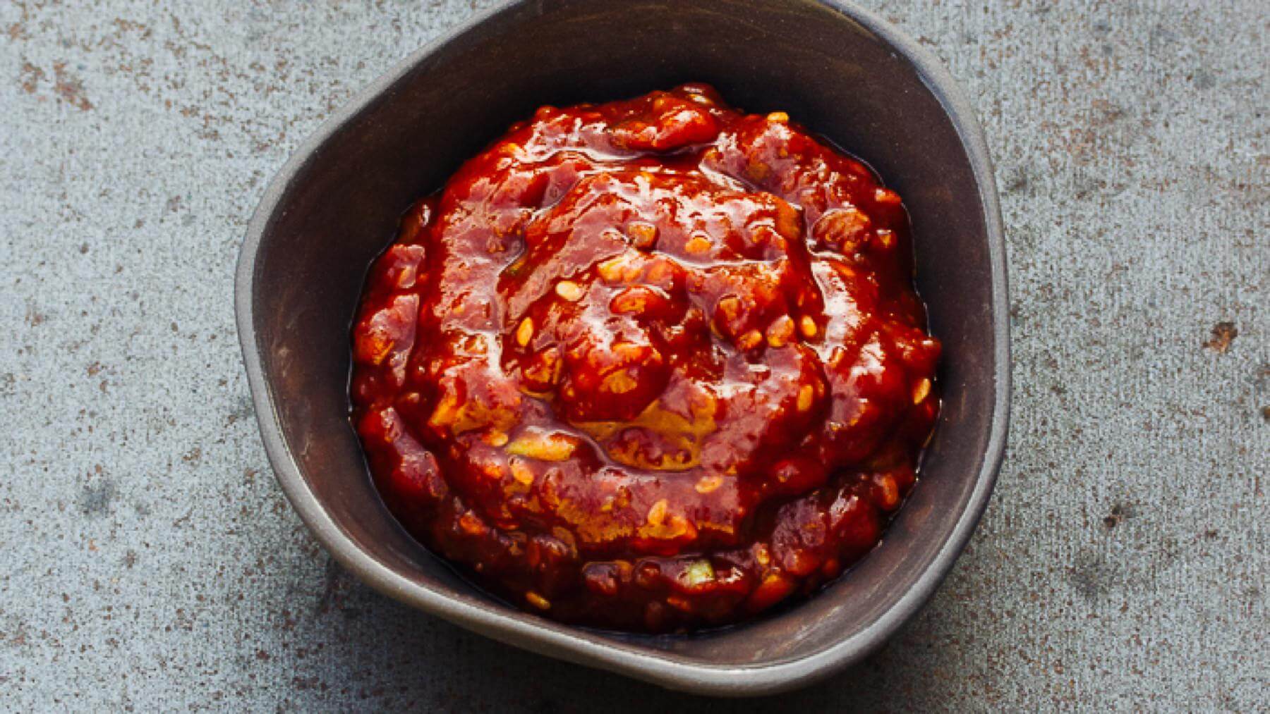Koreanische Dipsauce - Ssamjang: Ssamjang ist eine würzig-süße Dip-Sauce, die bei keinem koreanischen BBQ fehlen darf – besonders beliebt zu Bulgogi oder gegrilltem Fleisch in Salatblättern. 🥬🔥 Die Basis bildet Doenjang, eine langsam fermentierte...