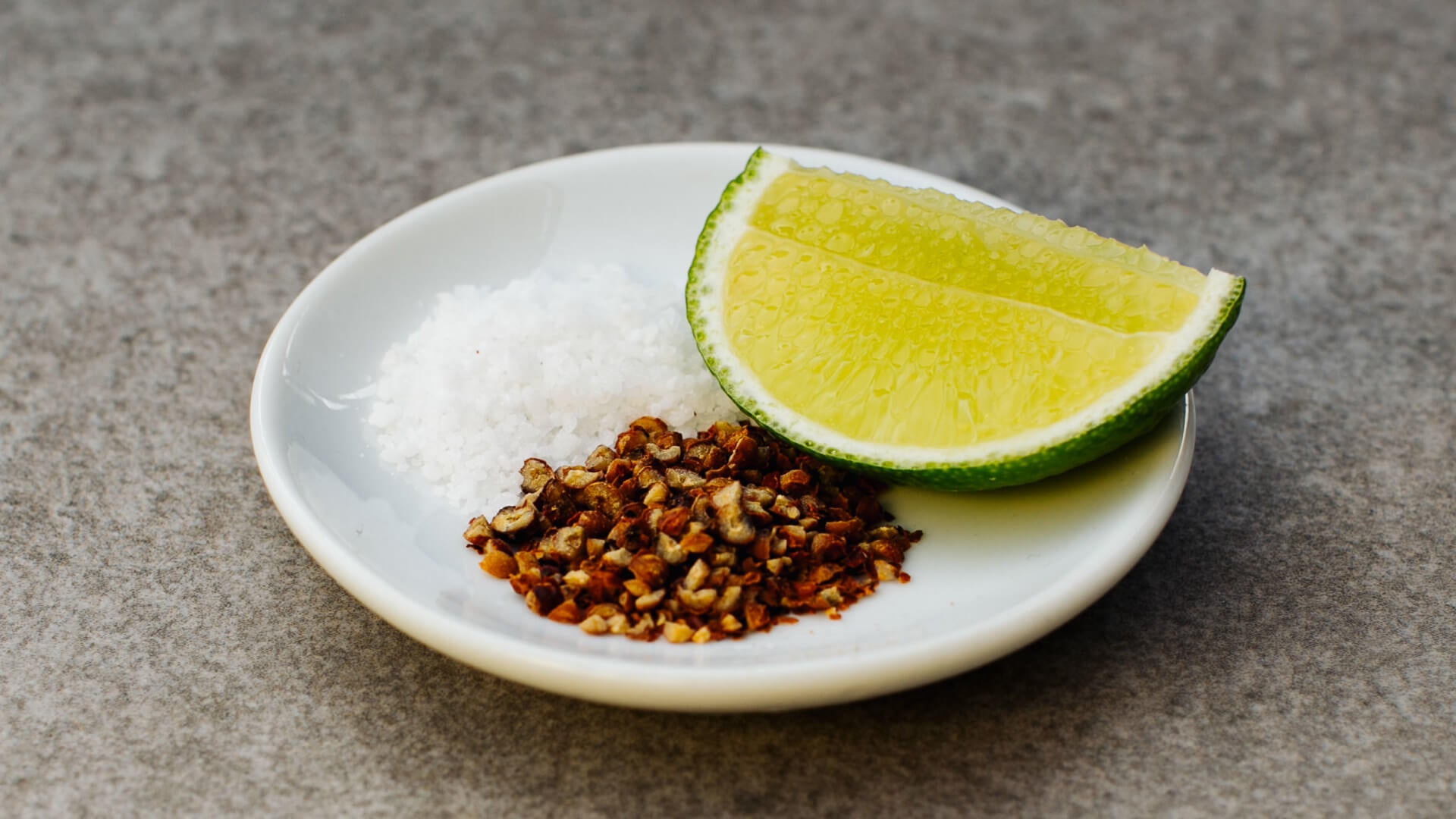 Salz-Pfeffer-Limetten Dip aus Vietnam: Ein Dip aus Vietnam, der perfekt ist für gegrillte Meeresfrüchte. Er ist einfach in der Zubereitung und betont den Eigengeschmack des Gegrillten. Passt übrigens auch gut zur Pho Ga, der Reisnudelsuppe mit...