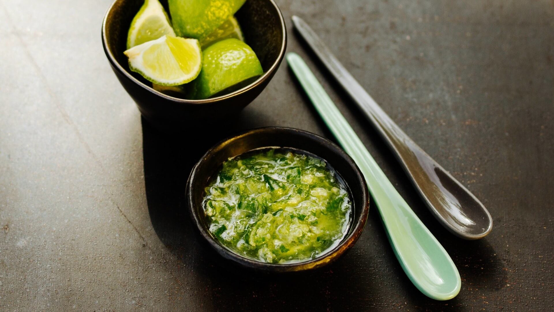 Naam Jim - Thai Dip für Fisch, Fleisch & Meeresfrüchte: Naam Jim ist ein scharf-sauer-süßer Dip, den man zu Fisch, Meeresfrüchten sowie zu gegrilltem Fleisch servieren kann. Da die Sauce hauptsächlich aus Chilis besteht, ist sie auch entsprechend...