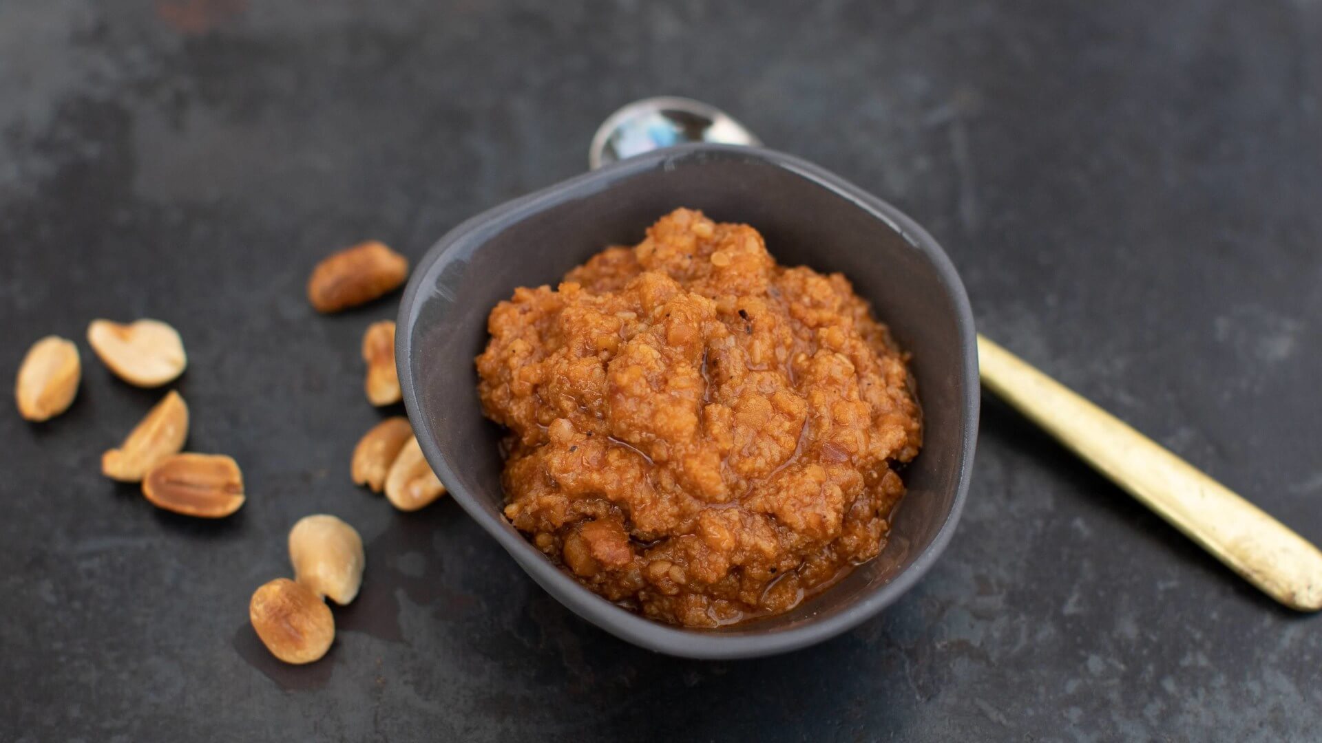 Dip für Sommerrollen - Nuoc Leo: Nuoc Leo ist ein Dip aus Erdnüssen, Tomatenmark, Sesam und Knoblauch. Nuoc Leo wird vorwiegend im Süden Vietnams für Sommerrollen Goi Cuon verwendet.