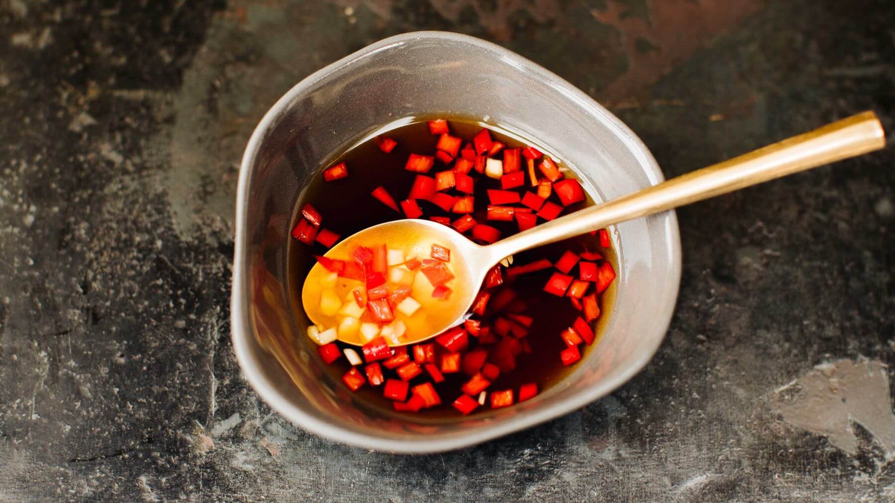 Vietnamesische Dipsauce - Nuoc Cham: Der vietnamesischen Dip Nuoc Cham ist eine wahre Geschmacksexplosion! Er passt perfekt zu Frühlingsrollen und gibt Salaten den besonderen Kick. Die Hauptzutat ist umami-reiche Fischsauce, zusammen mit Zucker,...