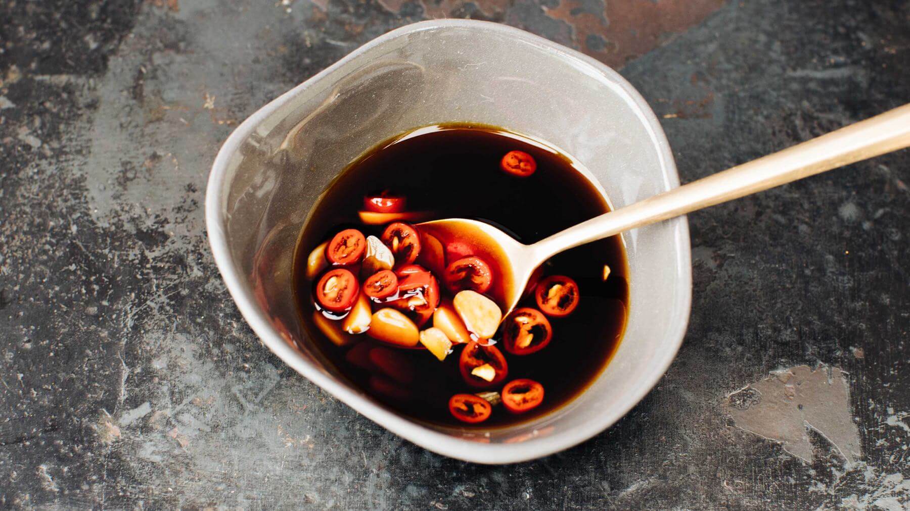 Nam Prik Pla - Thai Soja-Chilisauce: Die klassische Chilisauce zum Dippen – scharf, süß und einfach unverzichtbar. In Thailand steht sie auf jedem Tisch – wie bei uns Salz & Pfeffer. Nur spannender. Diese Sauce bringt Würze, Frische und den...